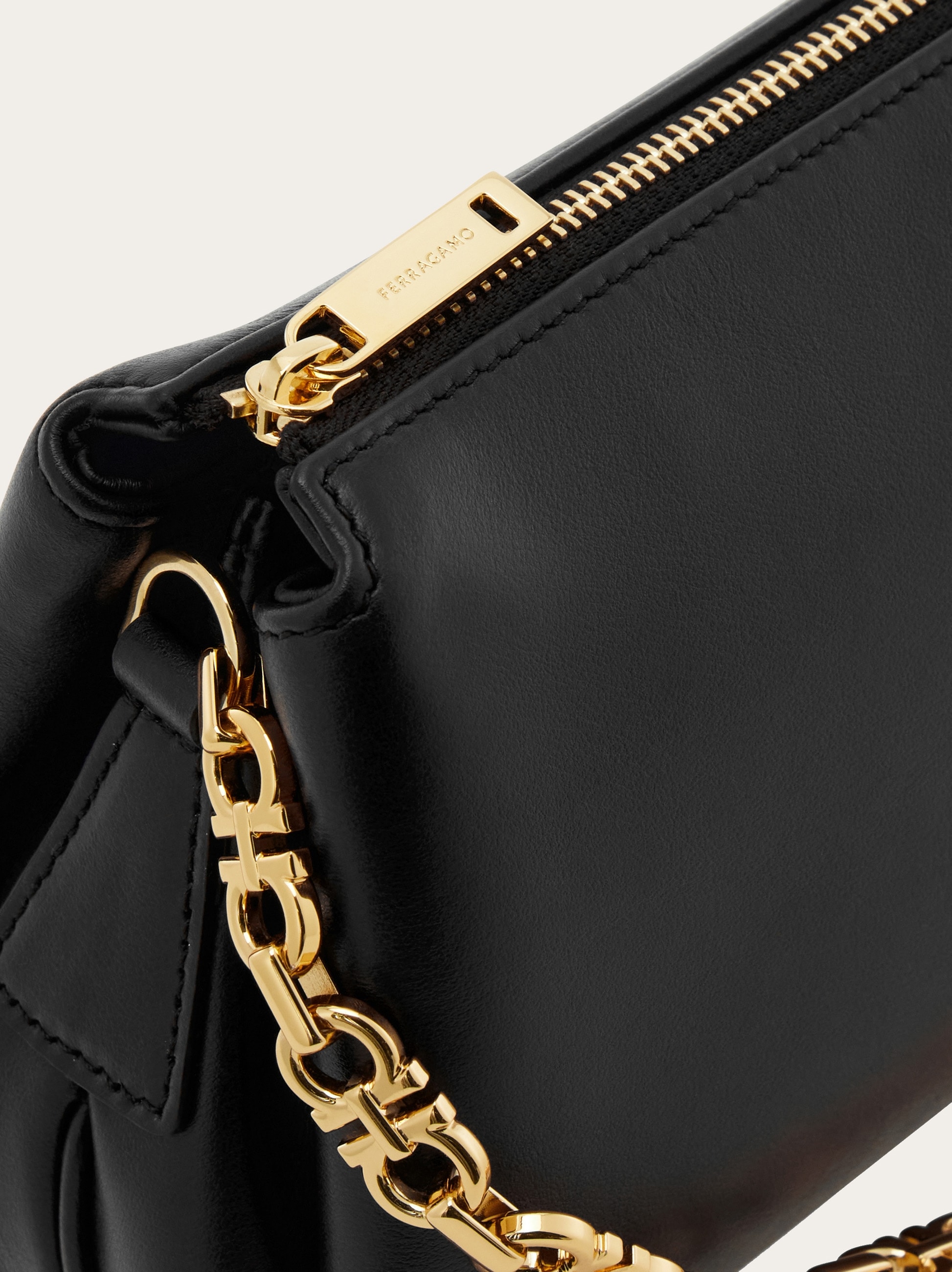 ショルダーバッグ Ferragamo Gancini One-Shoulder Bag Y2K Salvatore Ferragamo Gancini Hobo One Shoulder Bag Black Leather