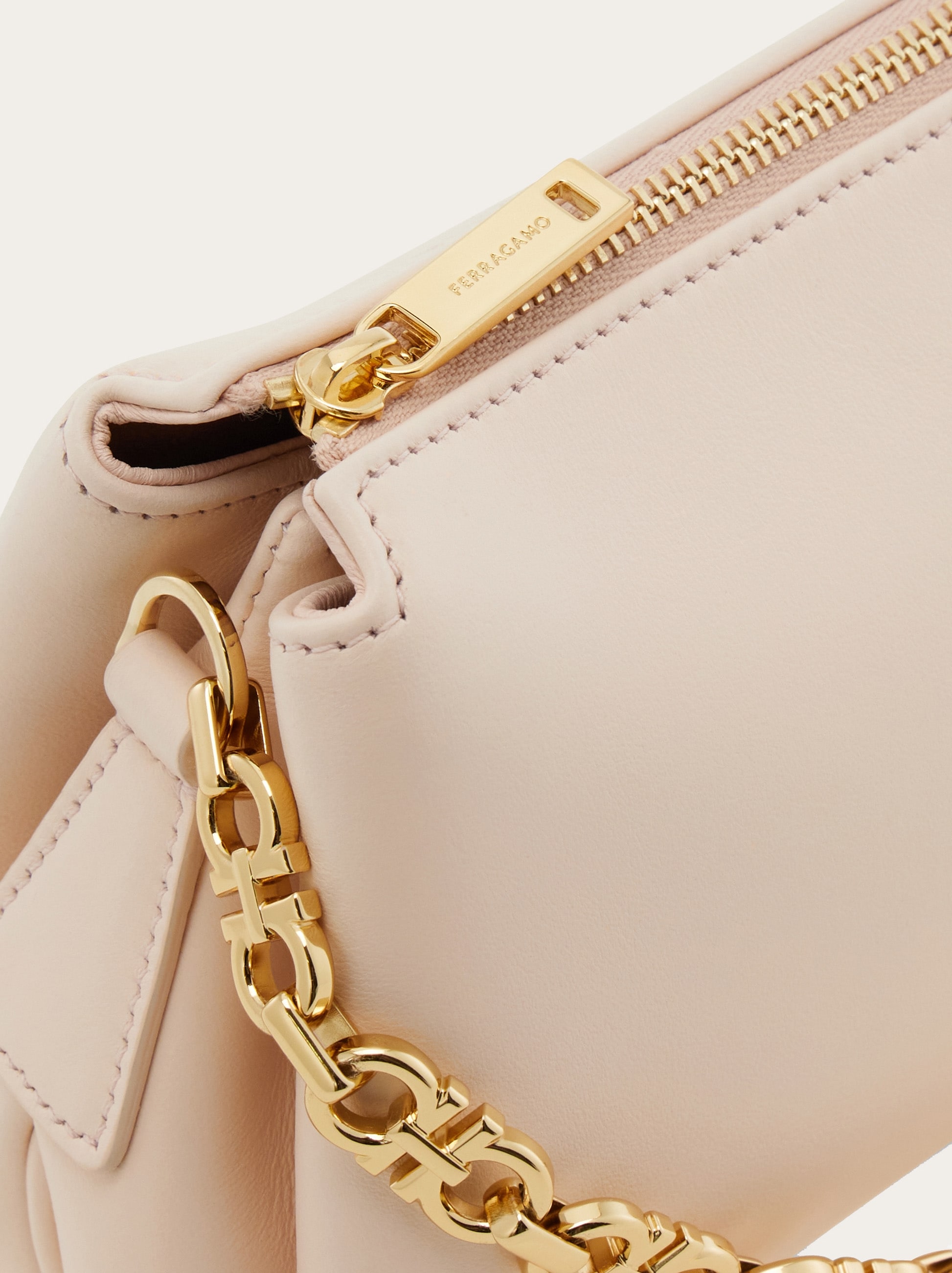 フェラガモ  チェーン ミニバッグ Gancini chain mini bag - Women | Ferragamo