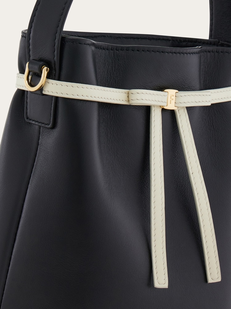 フェラガモ　ブラック　バケットバッグ ゴールドバックル バケットバッグ - ウィメンズ | Ferragamo