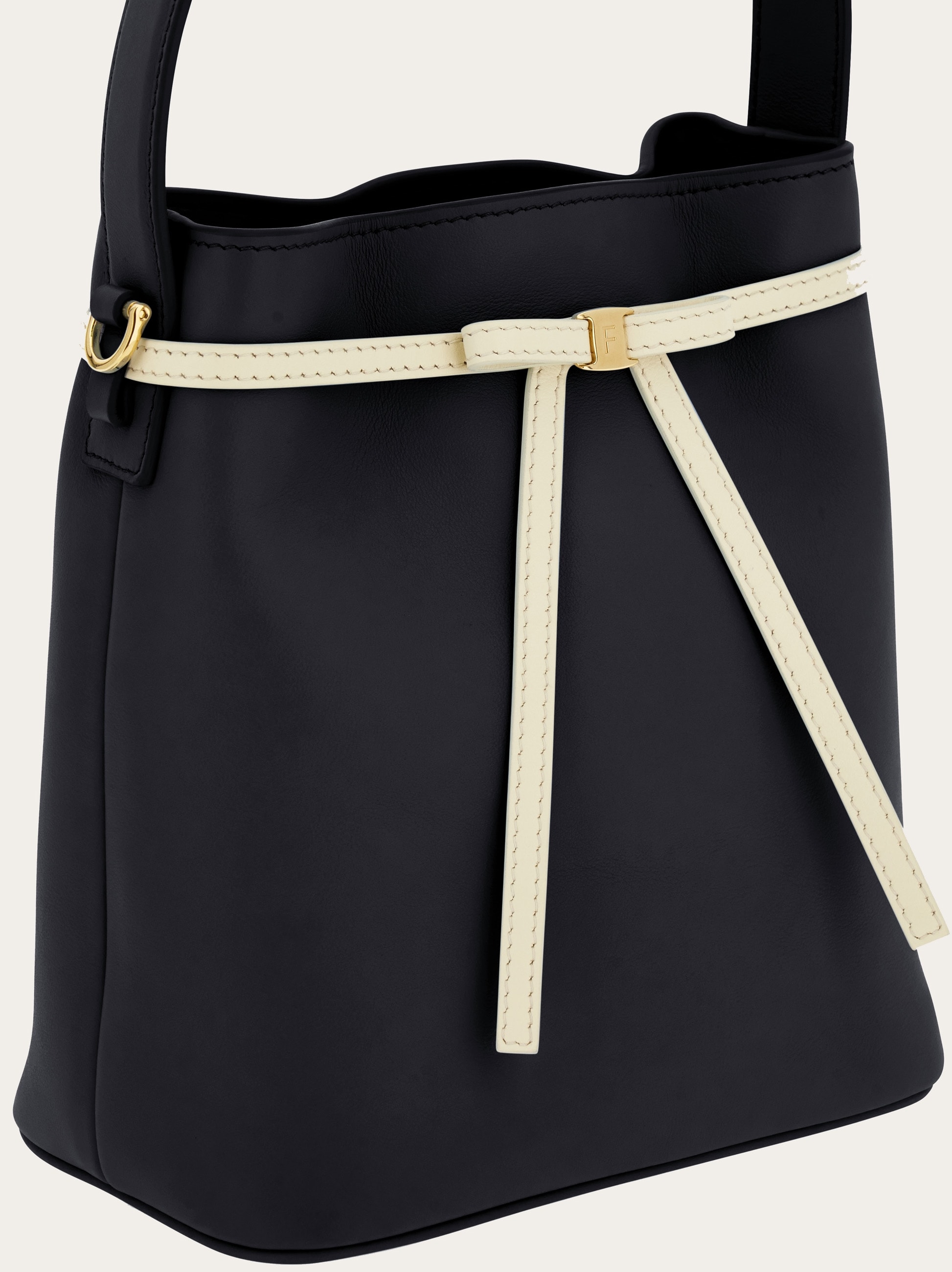 フェラガモ　ブラック　バケットバッグ ゴールドバックル バケットバッグ - ウィメンズ | Ferragamo