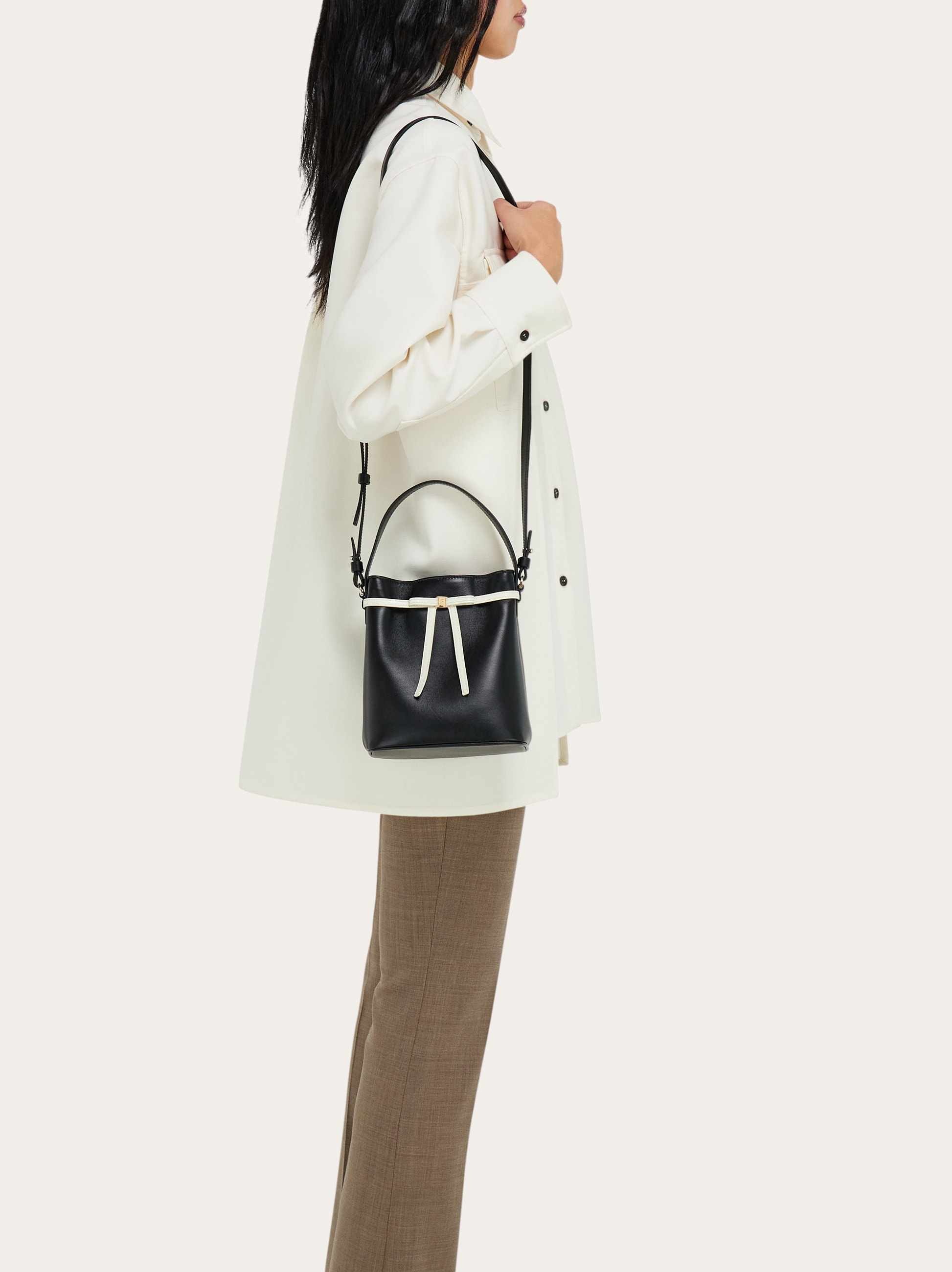 フェラガモバケットバッグ　新品 ☆関税込☆FERRAGAMO カンチーニ トリフォリオ バケットバッグ