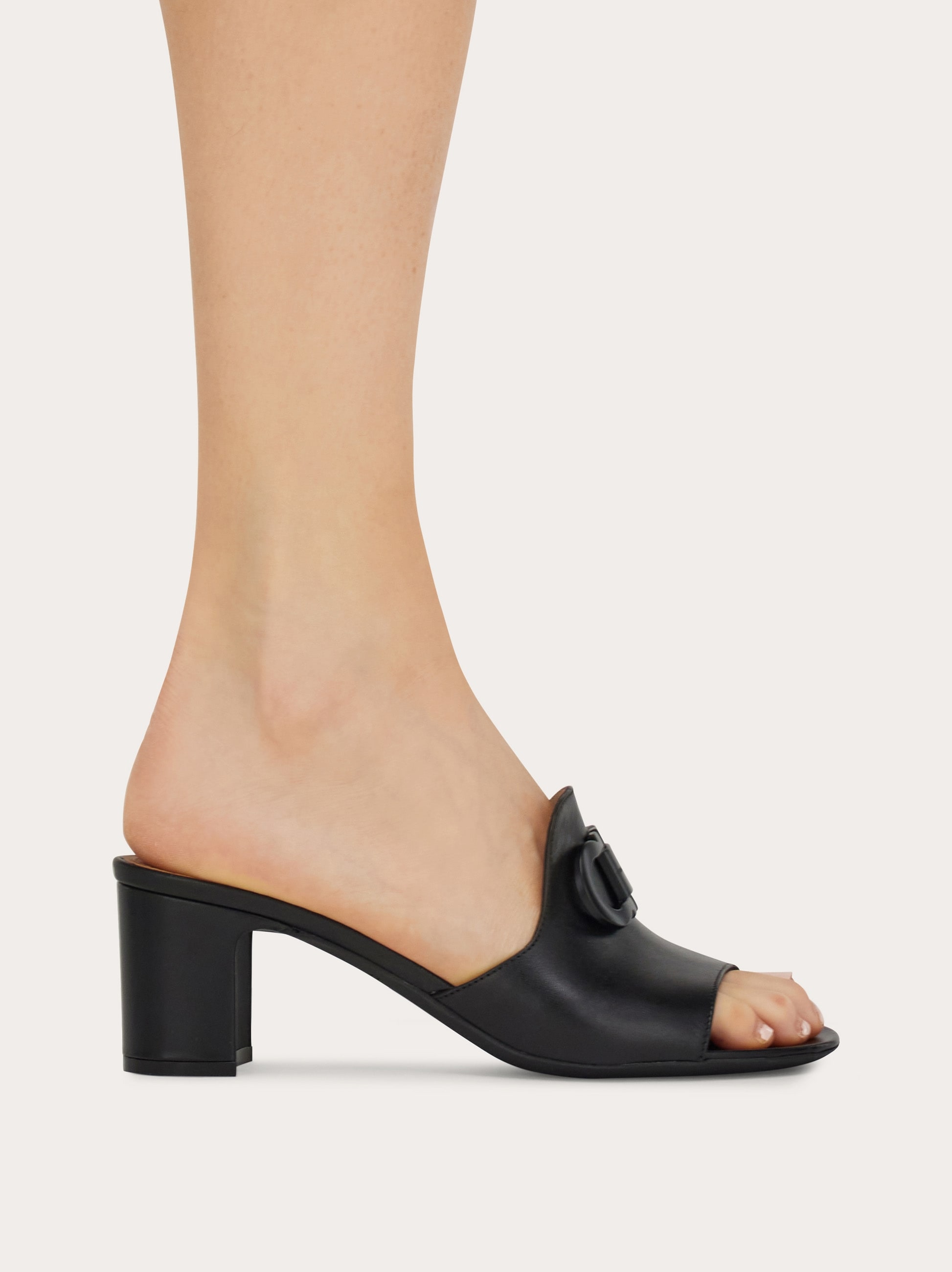 Ferragamo (8D) ミュール Mid heel slide with Gancini buckle - Women | Ferragamo