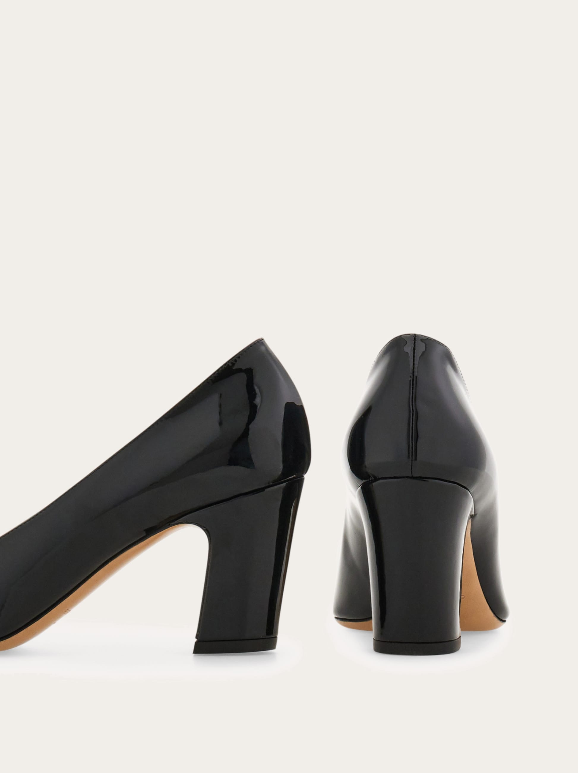 美品 サイズ6 FERRAGAMO 黒 エナメル パンプス ガンチーニ ガンチーニ パンプス - ウィメンズ | Ferragamo