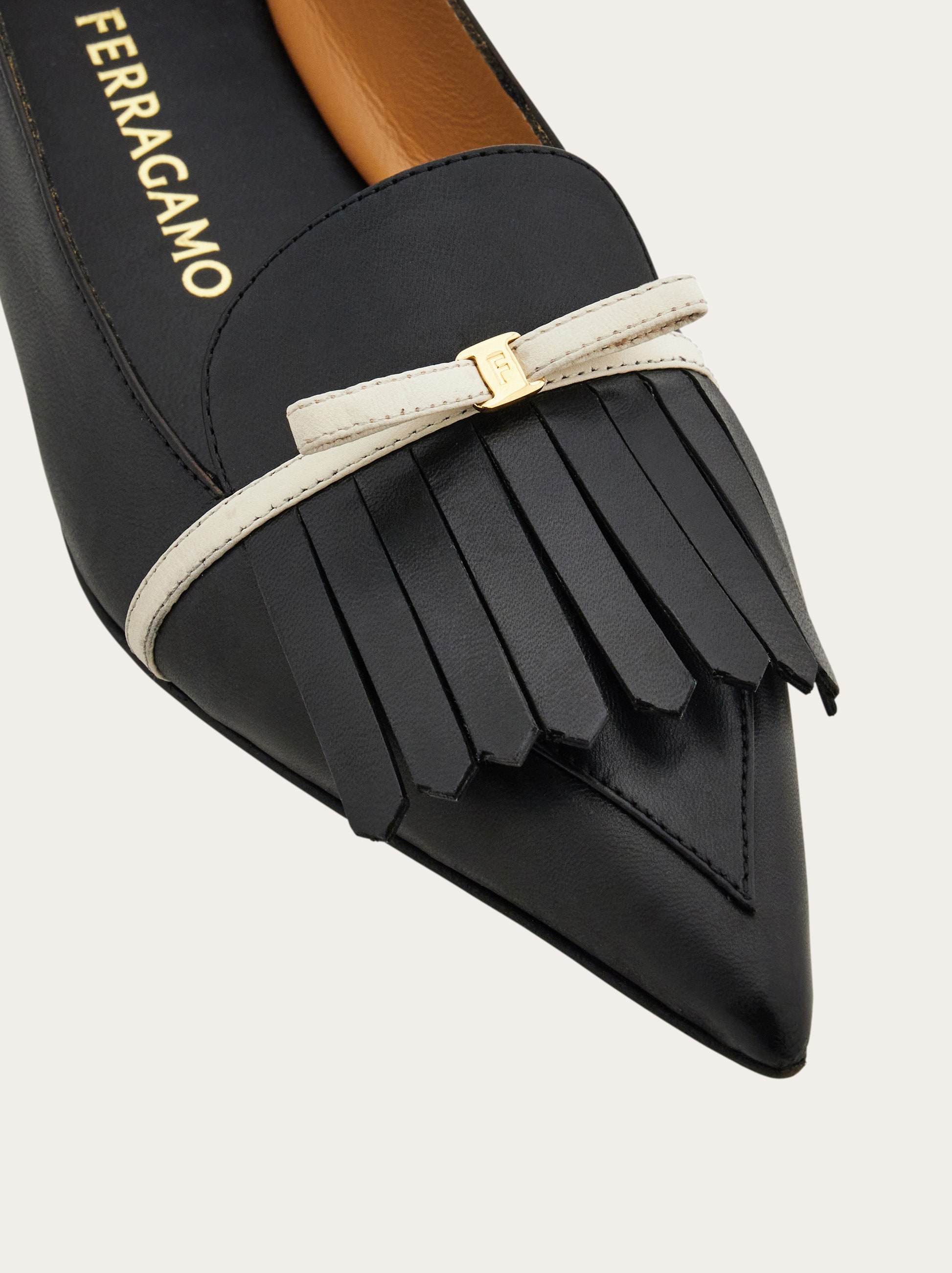 フェラガモ　リボン付きバーガンディフラットシューズ Salvatore Ferragamo バーガンディ フラットシューズ FERRAGAMO