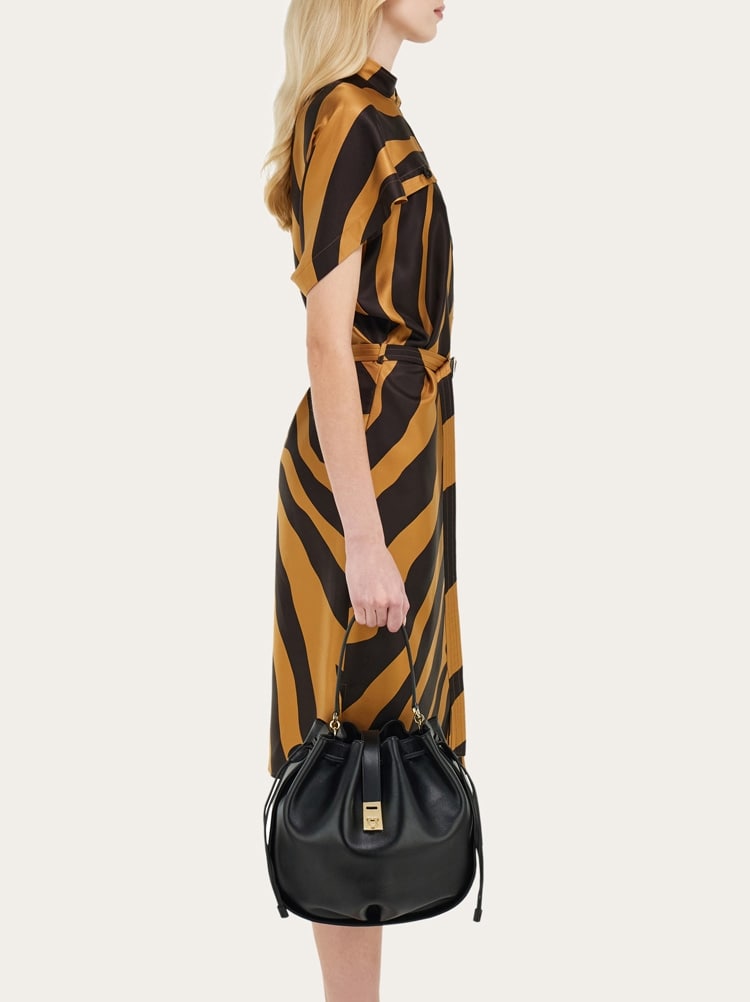 Hug bucket bag Gallery image 2