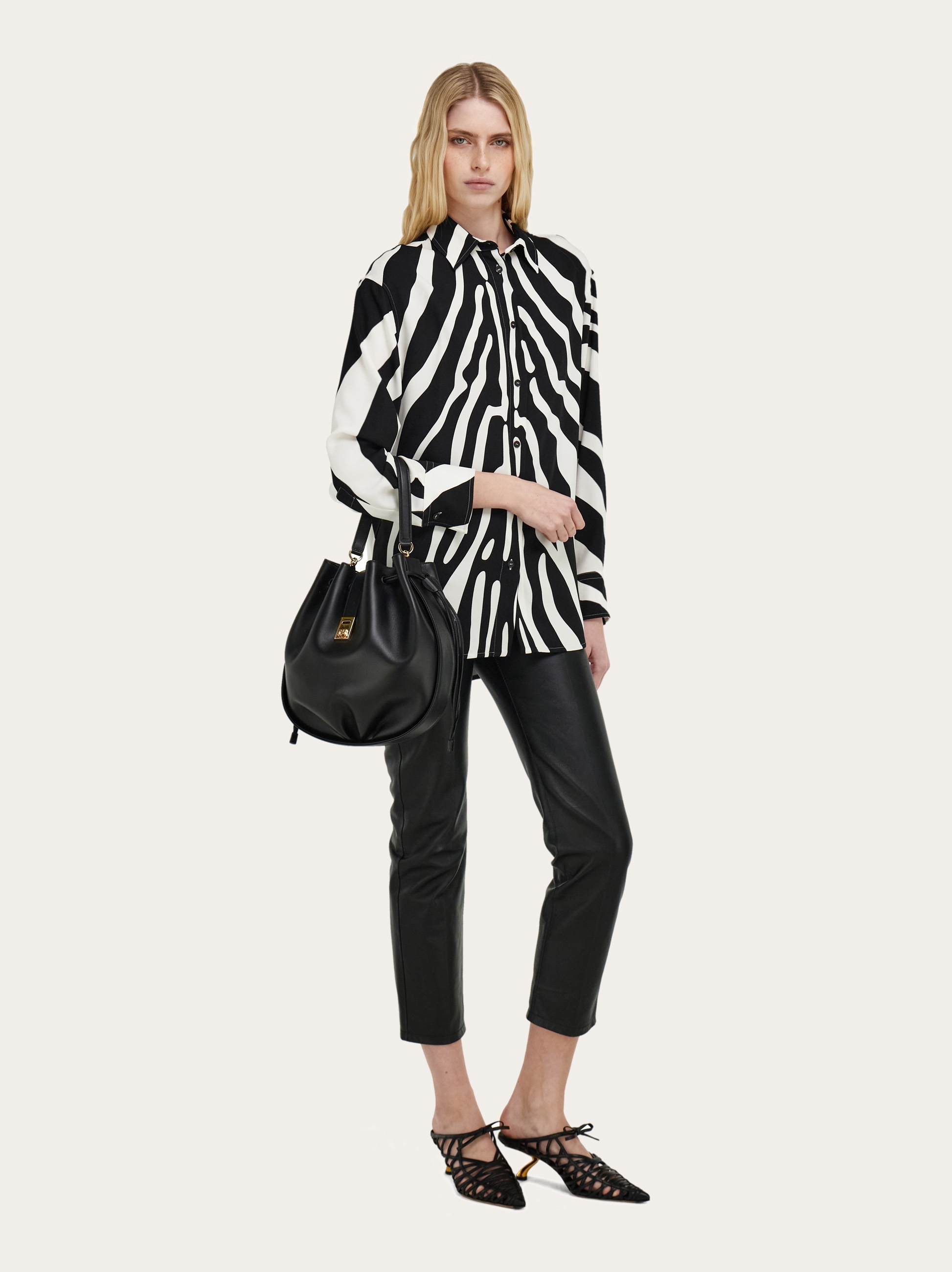 Hug バックル ドローストリングバッグ - ウィメンズ | Ferragamo