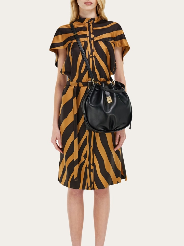 Hug bucket bag Gallery image 3