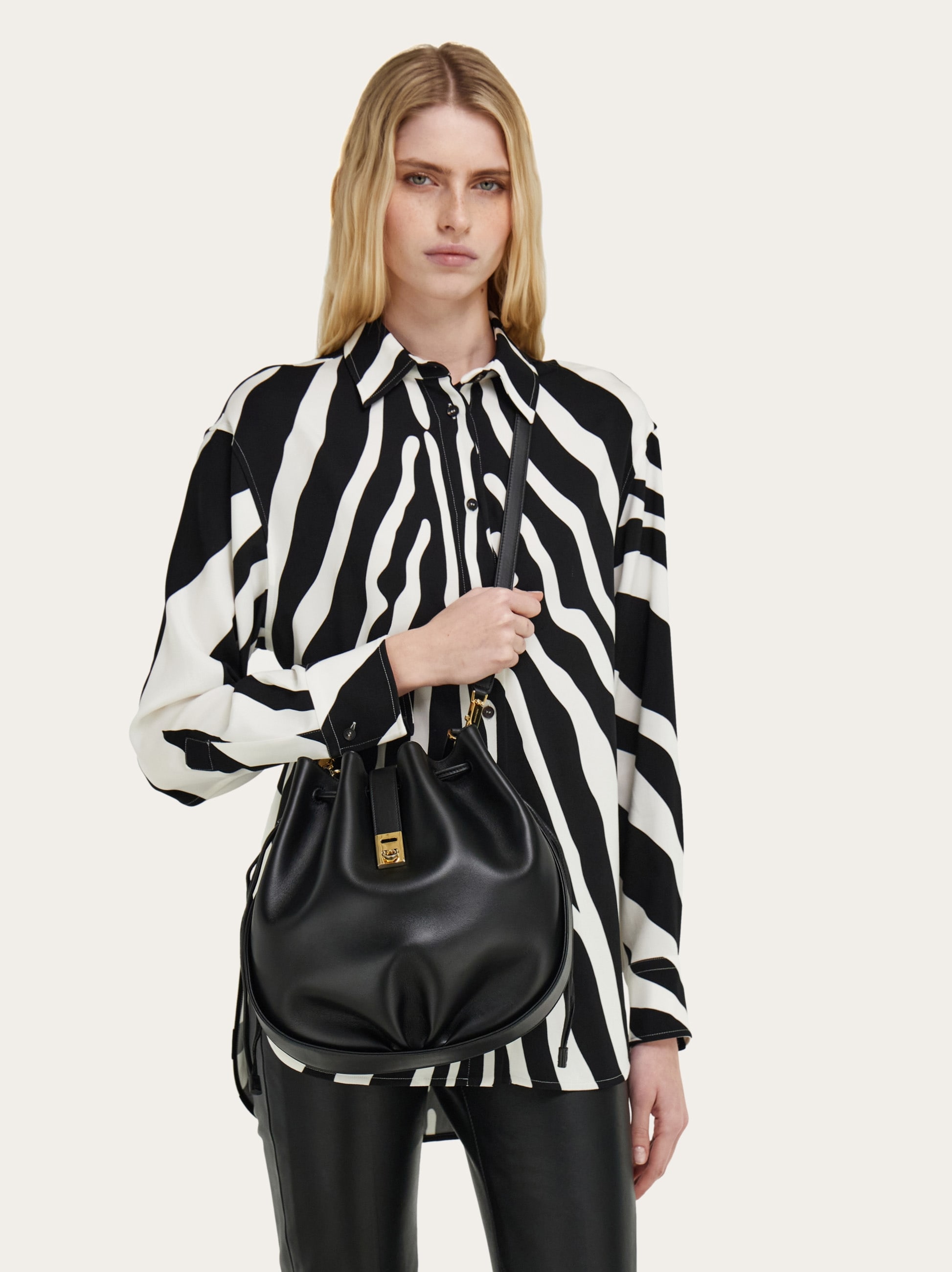 Hug バックル ドローストリングバッグ - ウィメンズ | Ferragamo