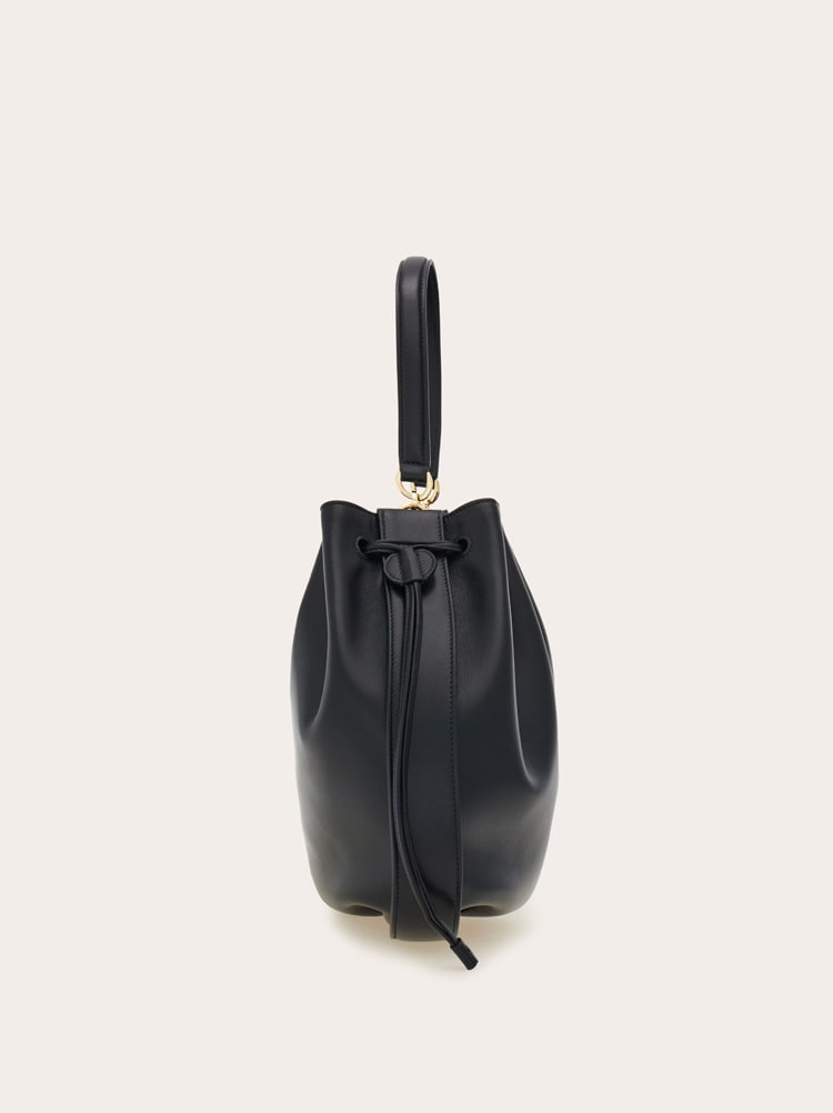 Hug bucket bag Gallery image 4