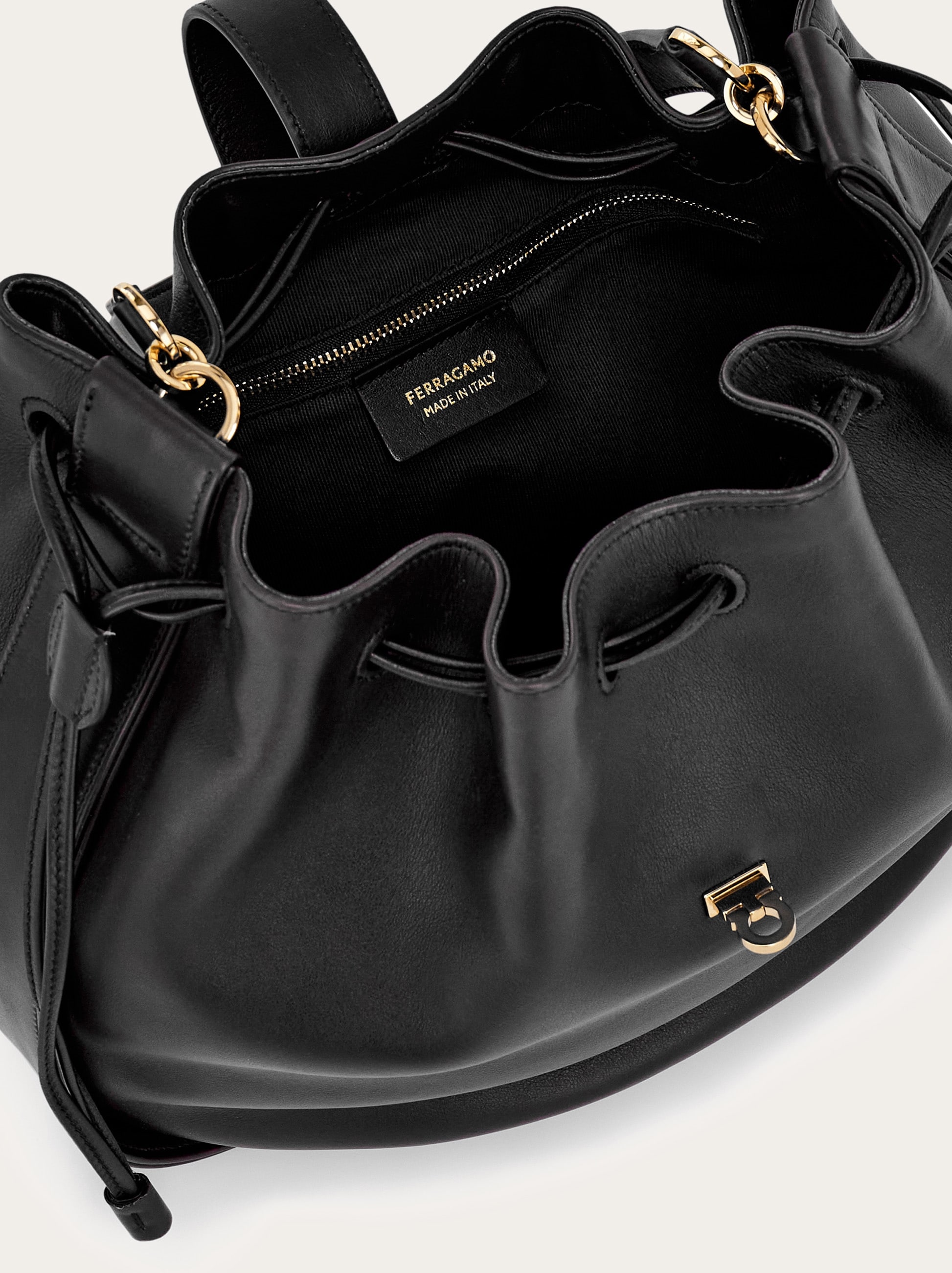 Hug バックル ドローストリングバッグ - ウィメンズ | Ferragamo