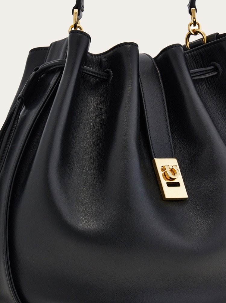 Hug bucket bag Gallery image 7