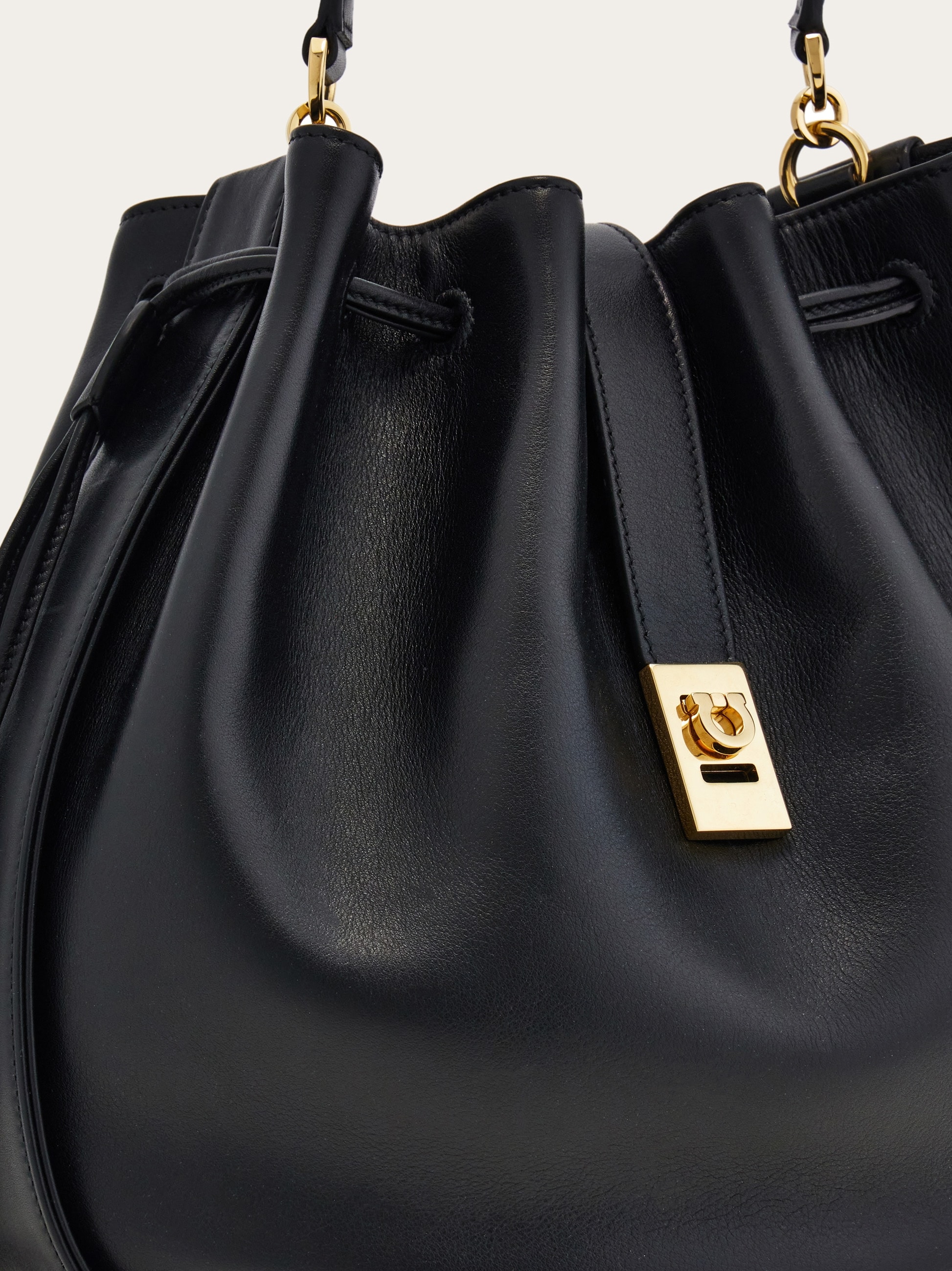 Hug バックル ドローストリングバッグ - ウィメンズ | Ferragamo