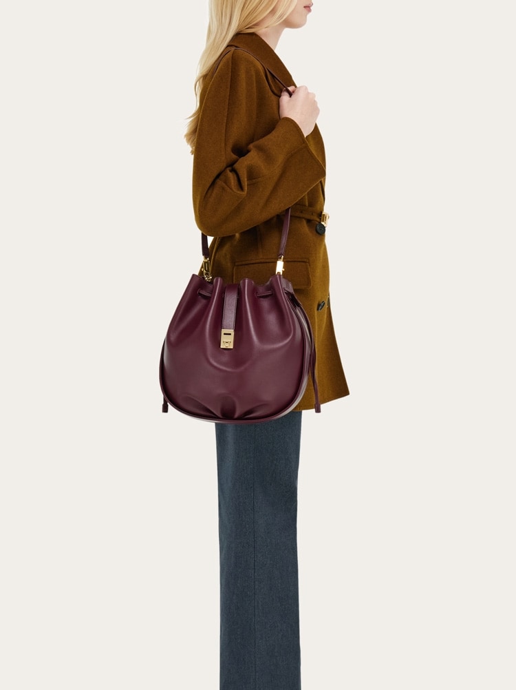 Hug bucket bag Gallery image 3