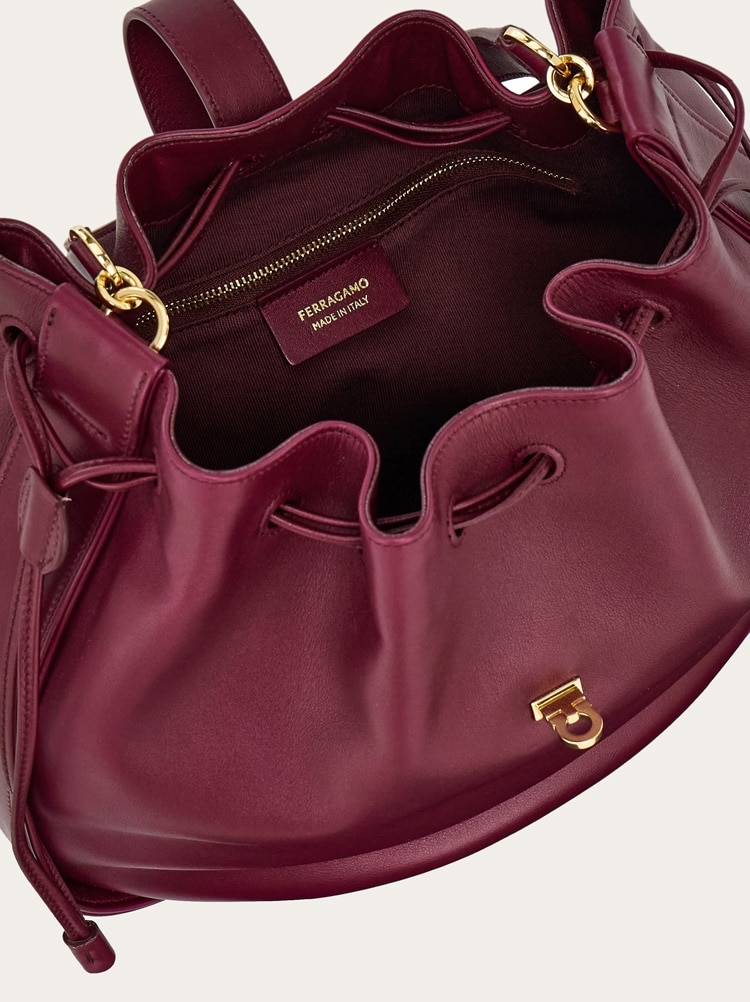 Hug bucket bag Gallery image 6