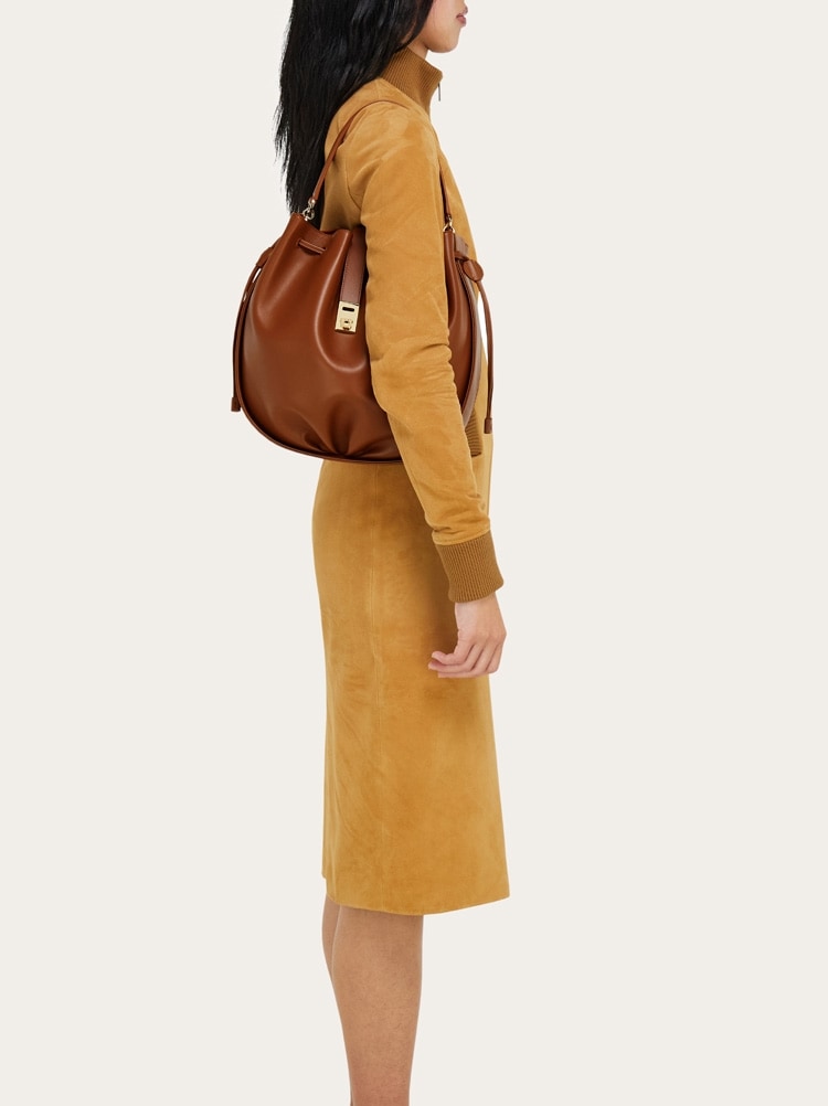 Hug bucket bag Gallery image 10