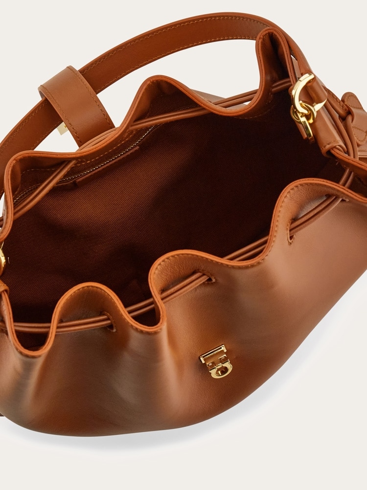 Hug bucket bag Gallery image 6