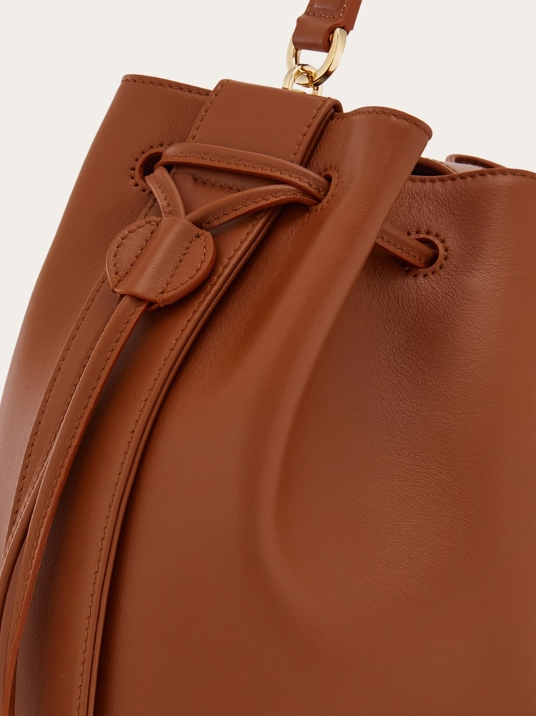 Hug bucket bag Gallery image 9