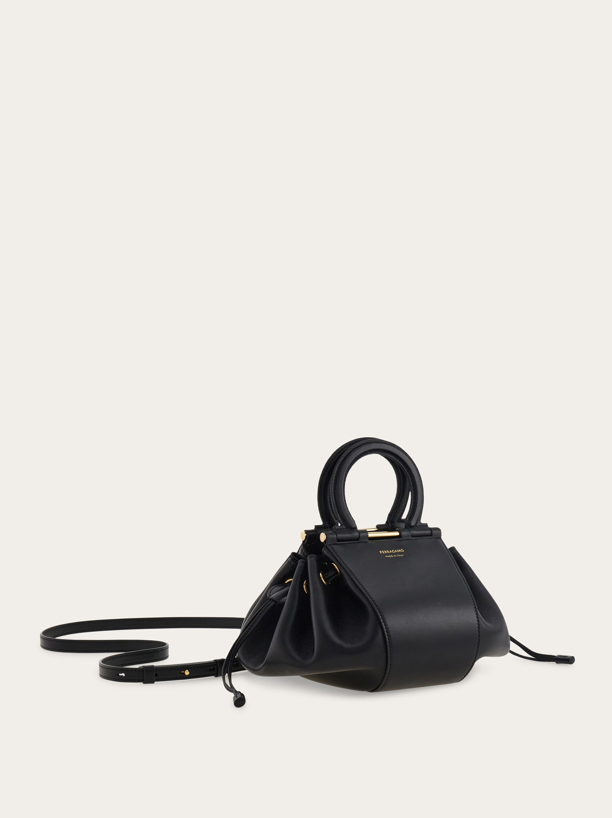 salvatore ferragamo ハンドバッグ　ミニ　ボール型　ガンチーニ salvatore ferragamo ハンドバッグミニボール型ガンチーニ