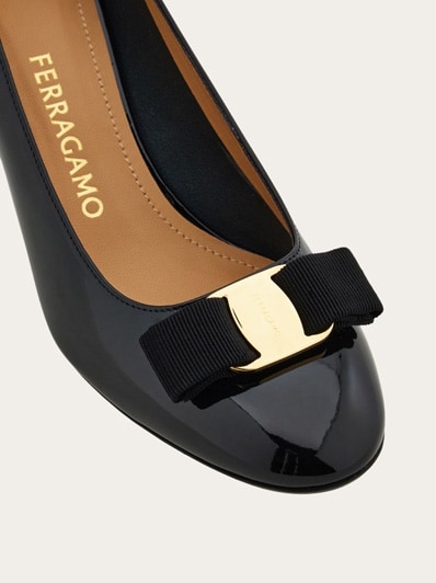 【美品】フェラガモ ヴァラリボンパンプス 型押し ローヒール 7.5 美品】フェラガモ ヴァラリボンパンプス 型押し ローヒール 7.5