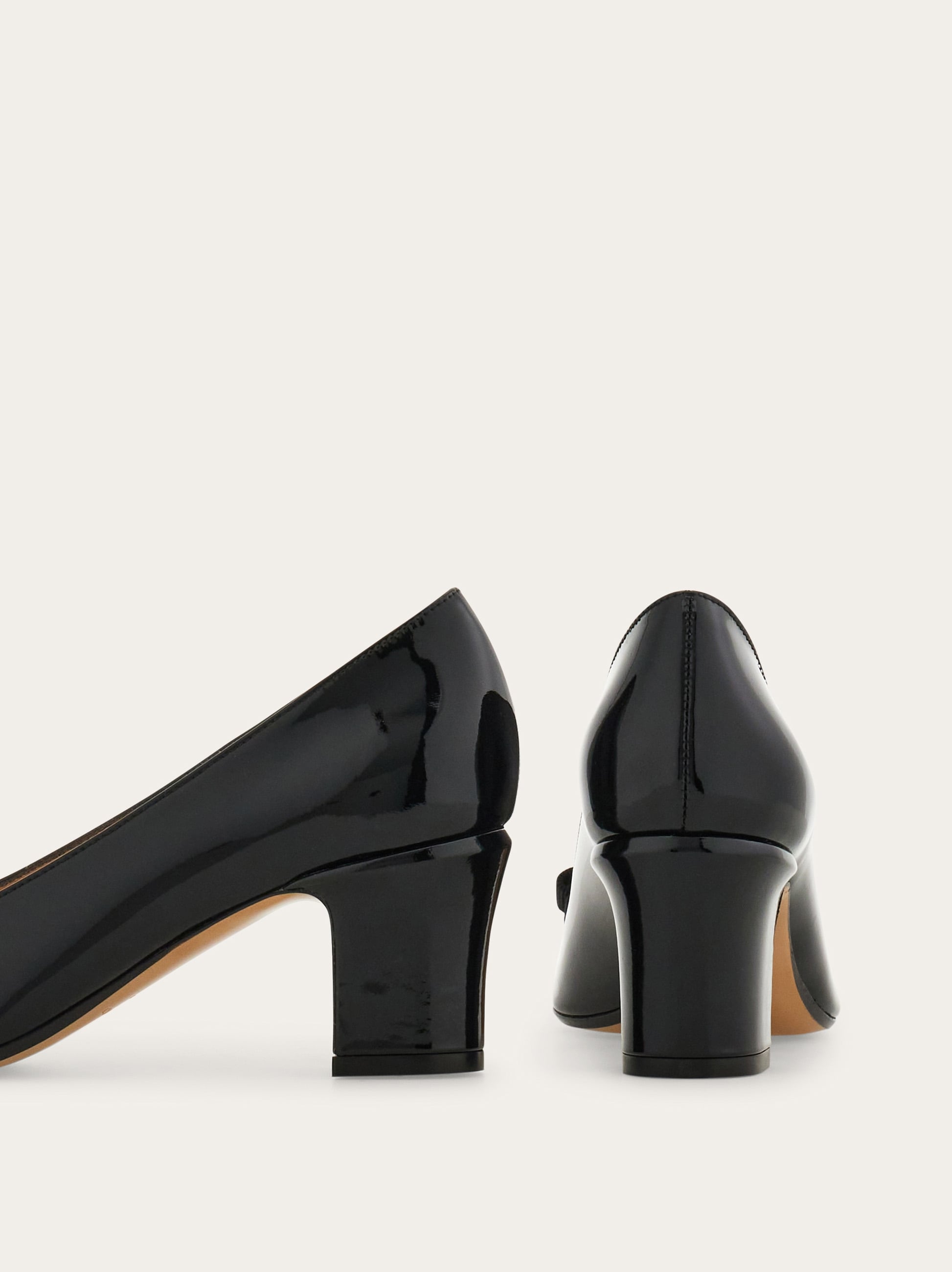 ヴァラ・リボン パンプス - ウィメンズ | Ferragamo