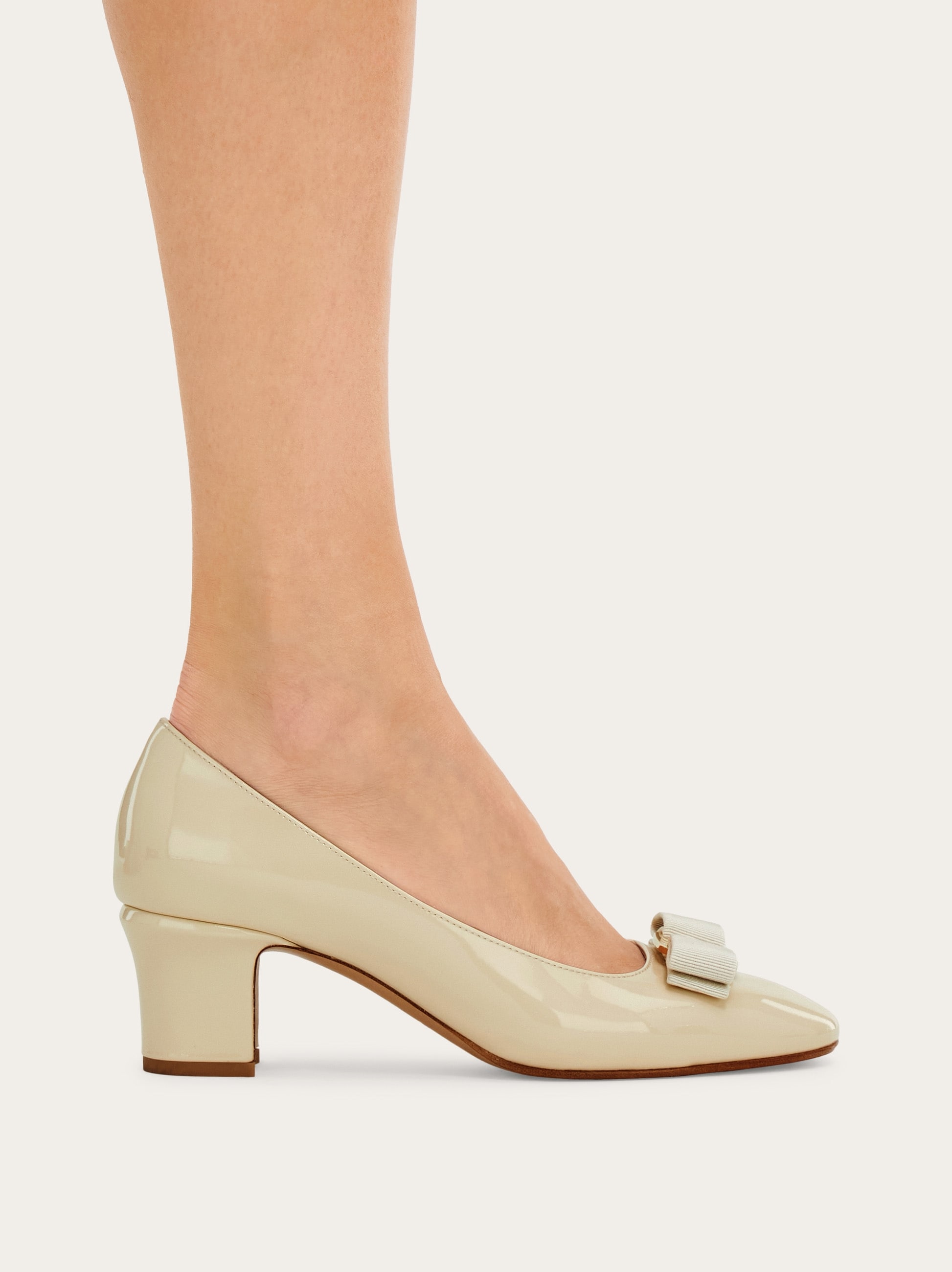 ヴァラ リボン パンプス - ウィメンズ | Ferragamo