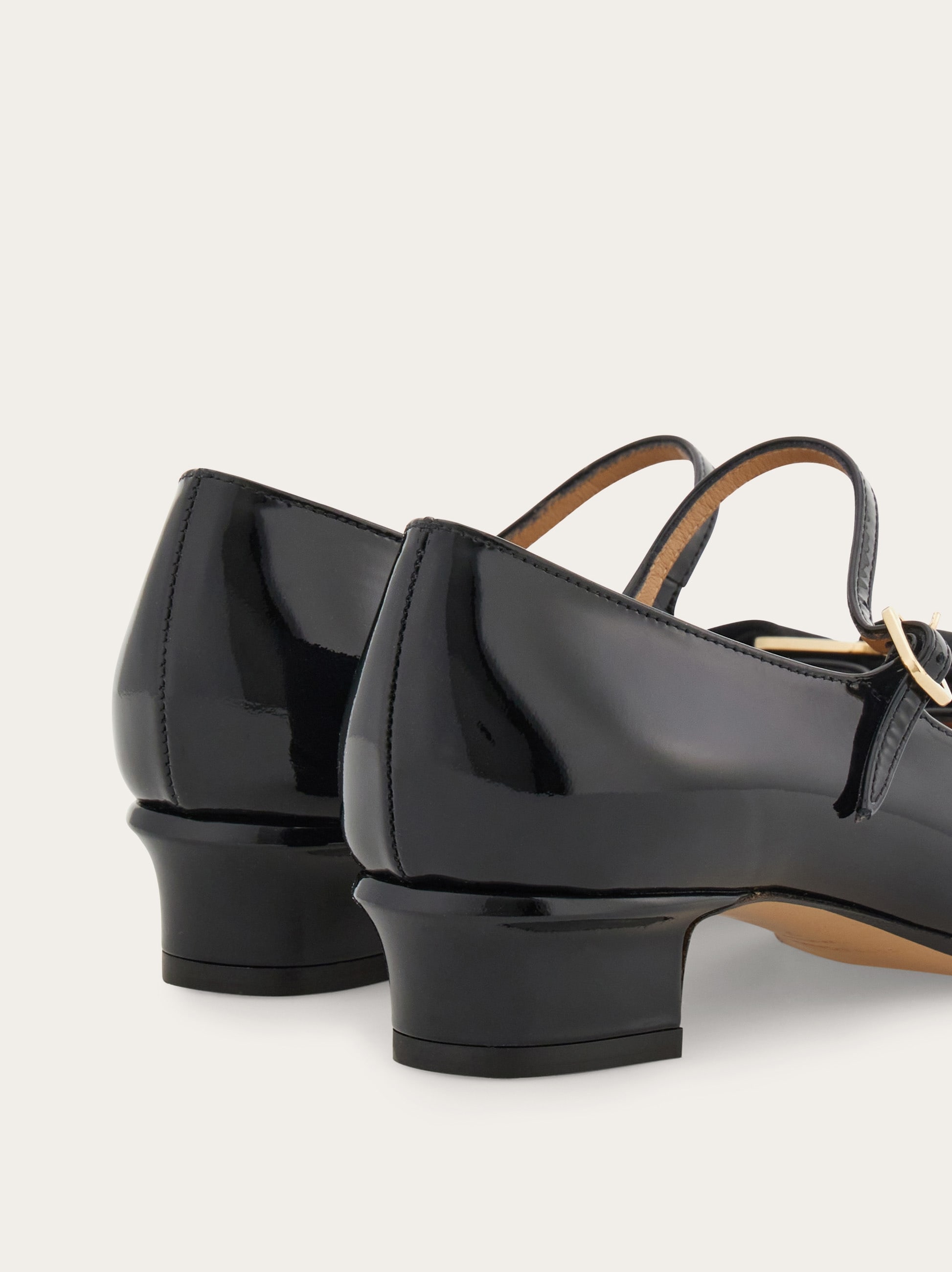 【美品✨】フェラガモ　エナメル　リボンモチーフ　ヴァラリボン　ラバー　6 1/2 FERRAGAMO フェラガモ バッグチャーム 22 0386 レディース