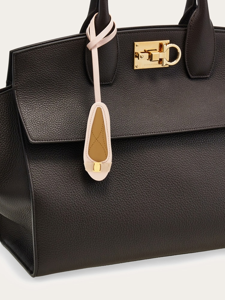 週末値下げ　美品Salvatore Ferragamo ヴァリナvarina ヴァリナ VARINA レディース フラットシューズ |フェラガモ Ferragamo