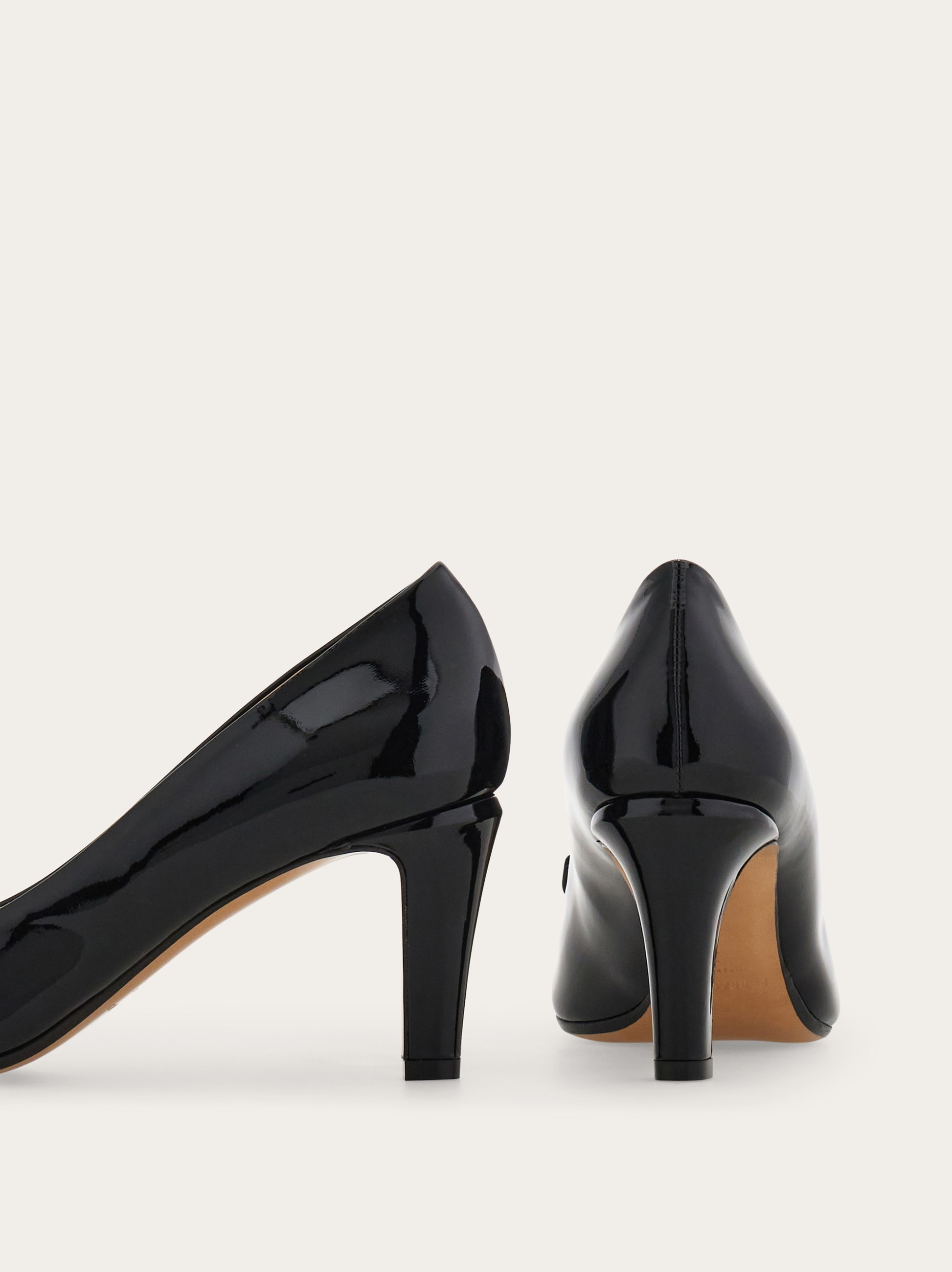 美品 Ferragamo ヴァラ リボン パンプス ドリー ブラック 23cm ヴァラ・リボン パンプス - ウィメンズ | Ferragamo