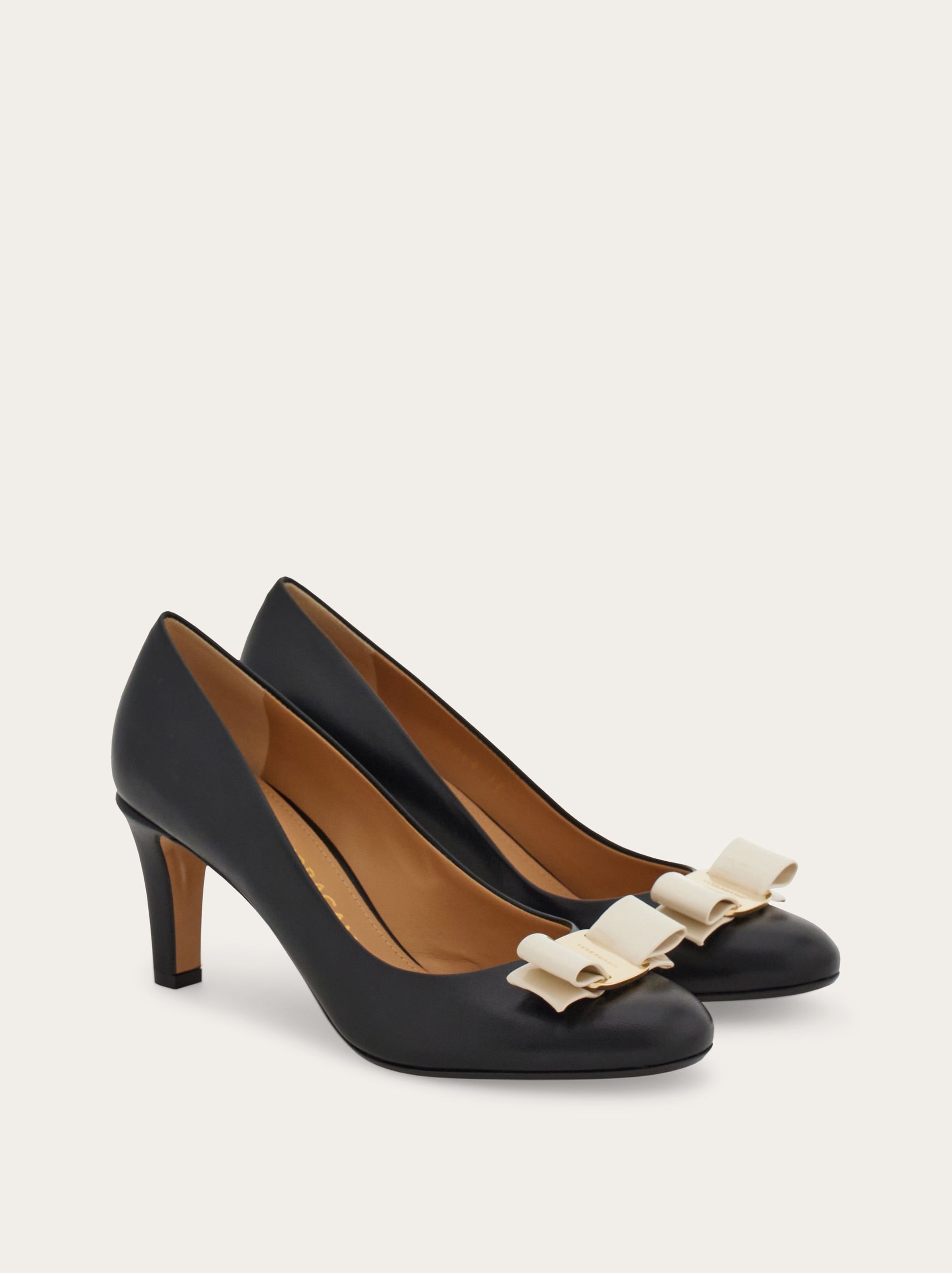 超美品☆Salvatore Ferragamo ヴァラリボン サテンパンプス ヴァラ・リボン パンプス - ウィメンズ | Ferragamo