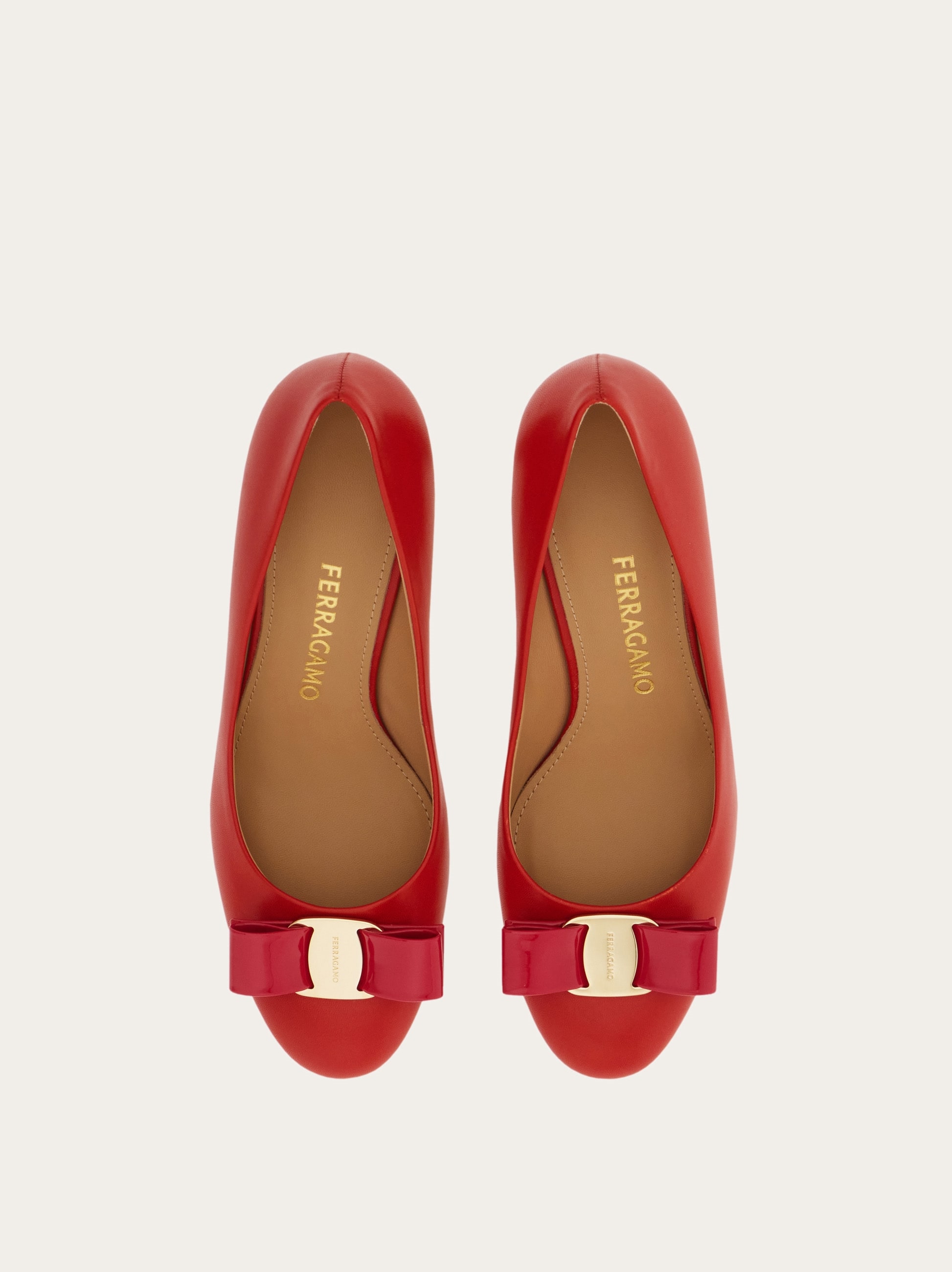 試着のみ　極美品　Salvatore Ferragamo リボンパンプス FERRAGAMO フェラガモ リボン パンプス エナメル レディース