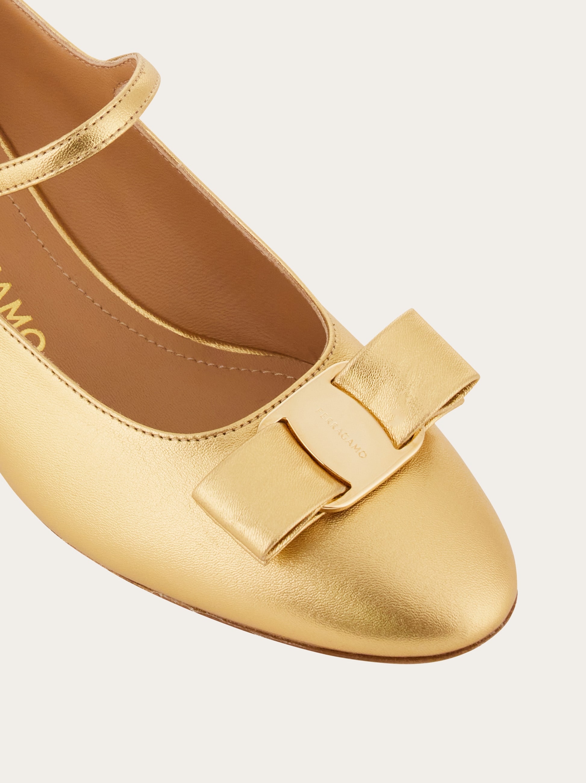 Salvatore Ferragamo ゴールド バレリーナシューズ バレリーナシューズ - ウィメンズ | Ferragamo