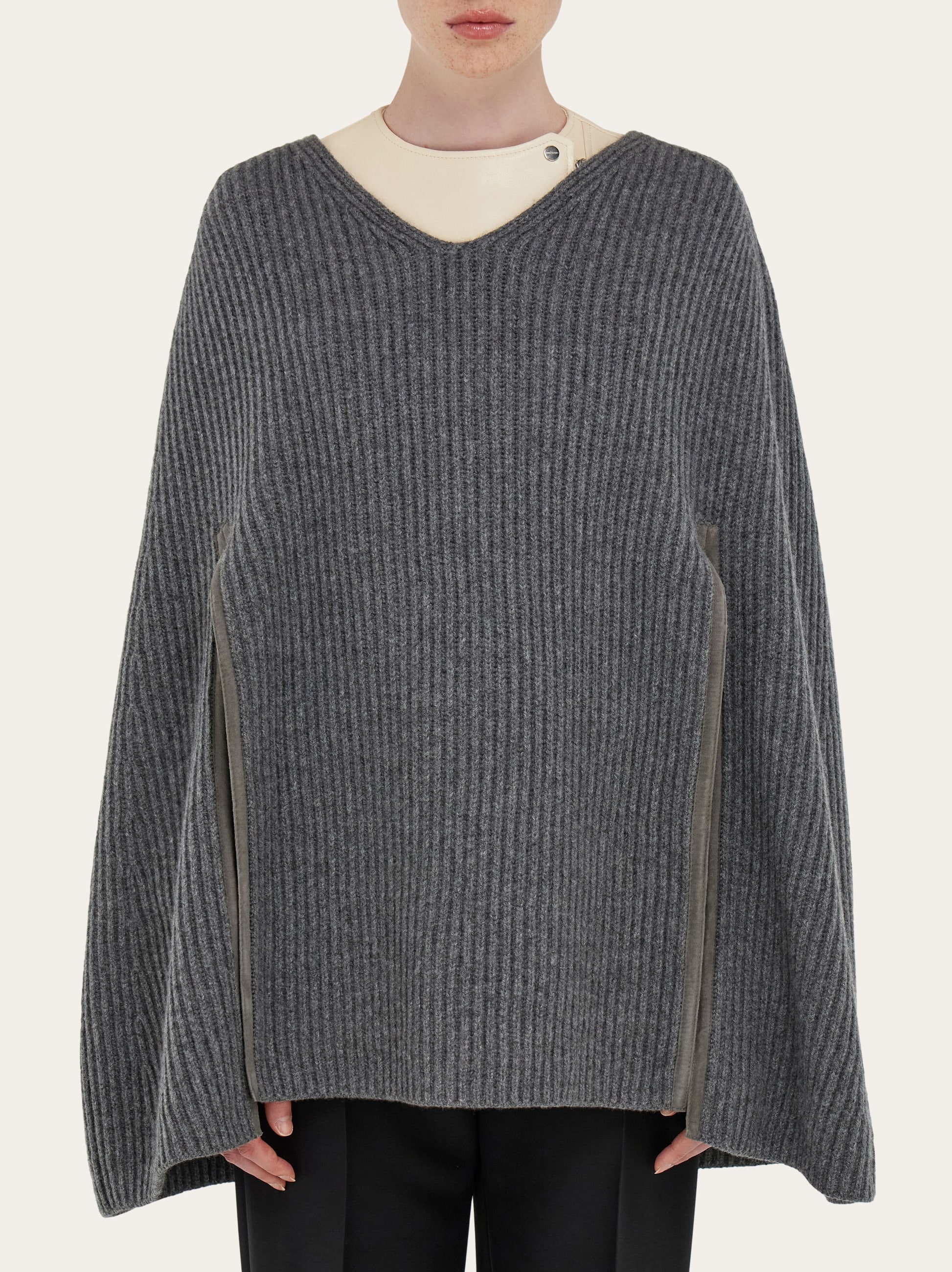 美品 Salvatore Ferragamo ニットケープ 羽織 ガンチーニ M Ferragamo