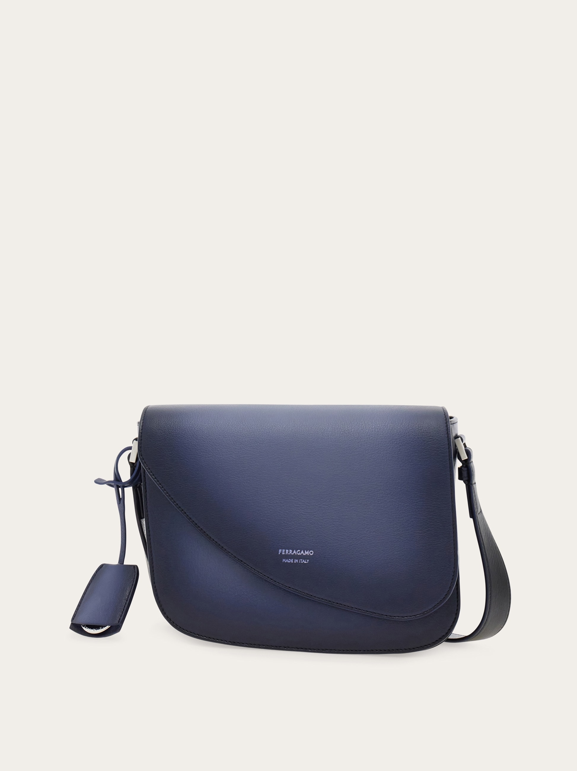 美品 フェラガモ Ferragamo フィアマ Fiamma ショルダーバッグ 斜めがけ クロスボディ メンズ FERRAGAMO（フェラガモ） ショルダーバッグ FIAMMA XS フィアンマ 21