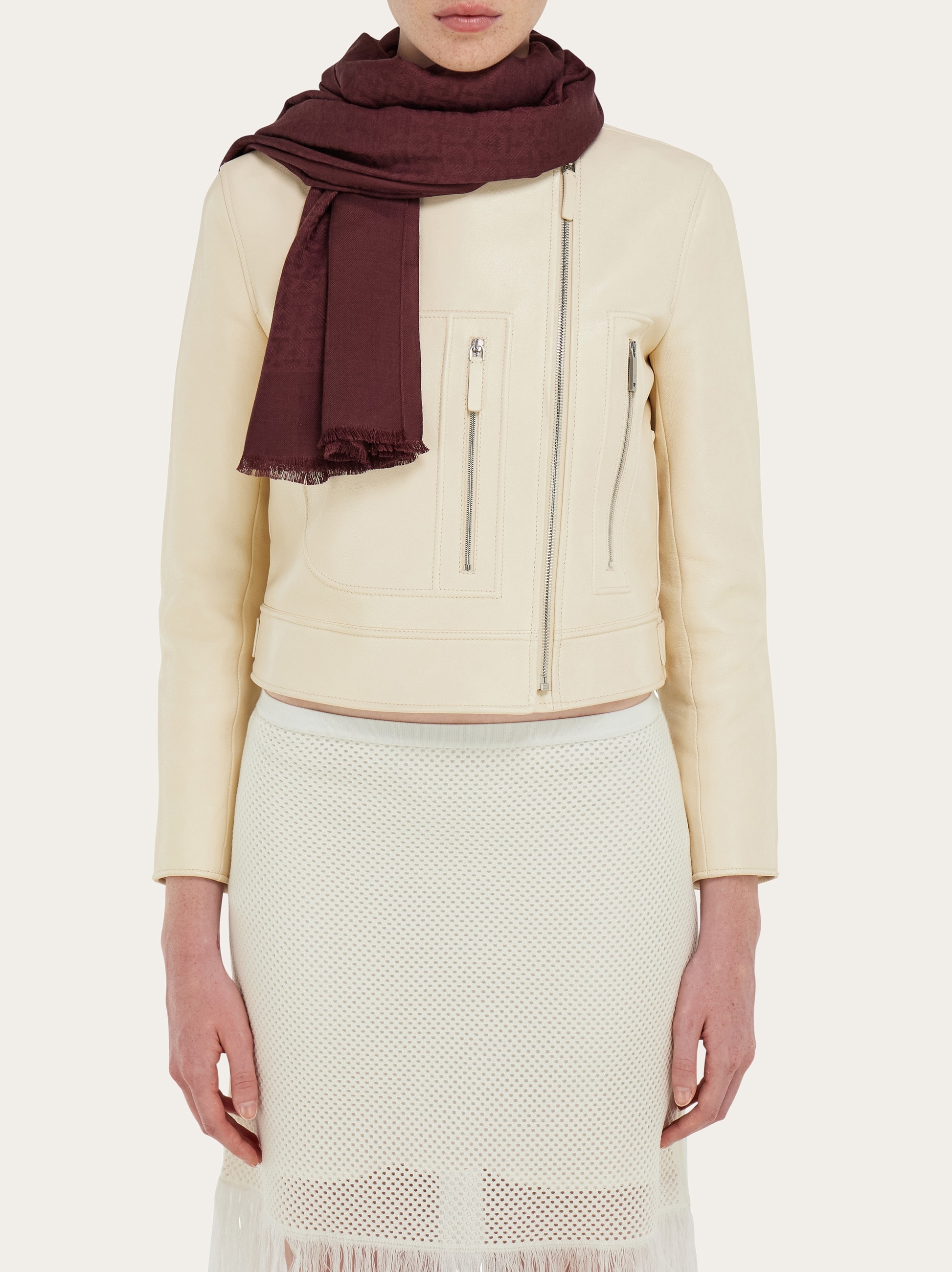 Salvatore Ferragamo アイボリー ストール Gancini stole - Women | Ferragamo