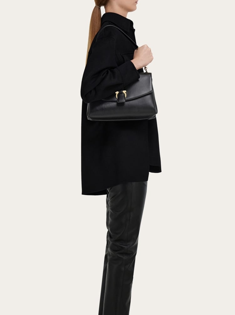 Borsa a spalla con patta frontale (S) Gallery image 2