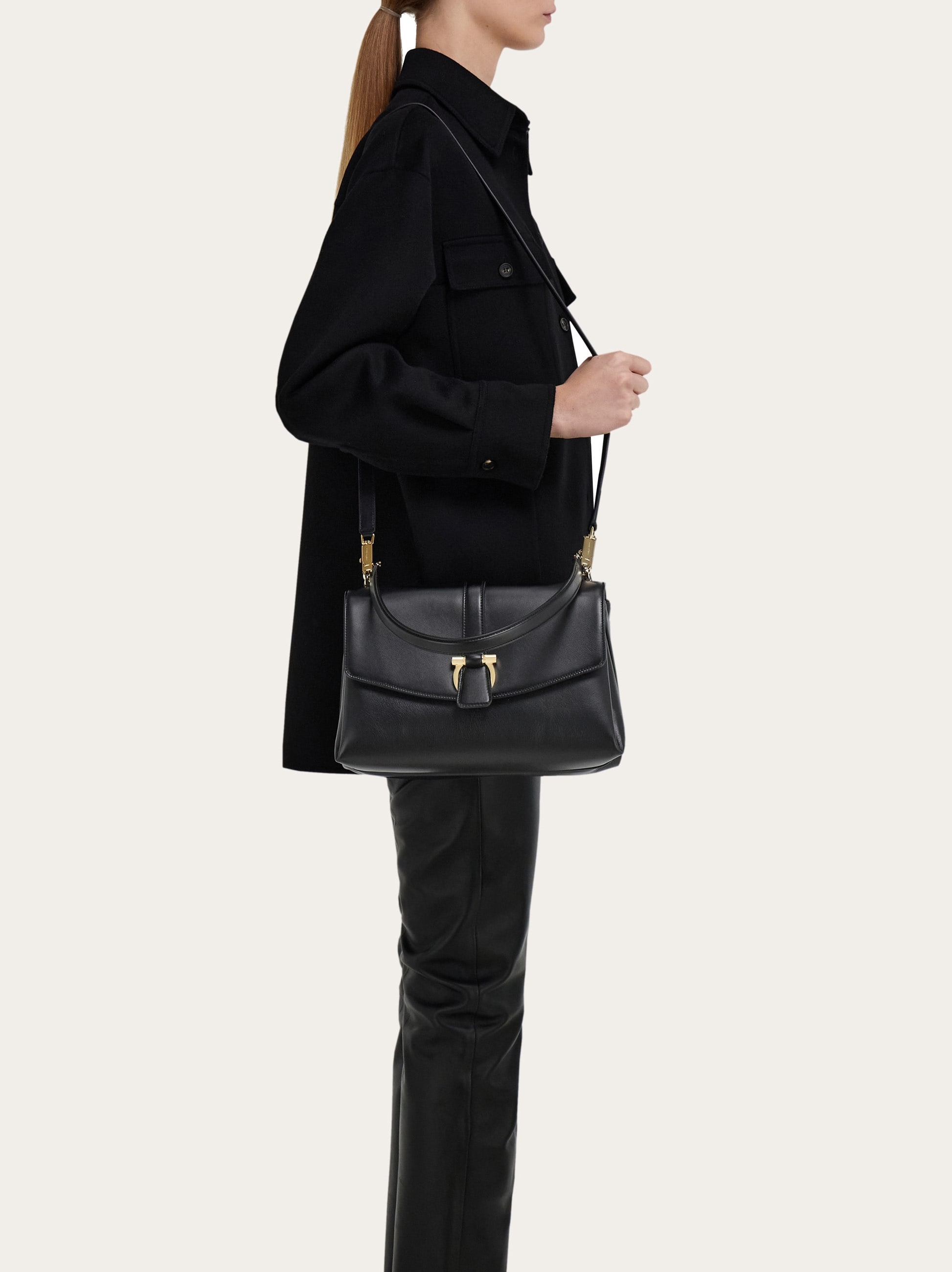 ブラック フラップハンドバッグ Ferragamo フロントフラップ ハンドバッグ - ウィメンズ | Ferragamo