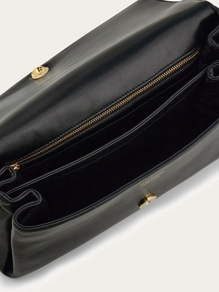 Borsa a spalla con patta frontale (S) Gallery image 6