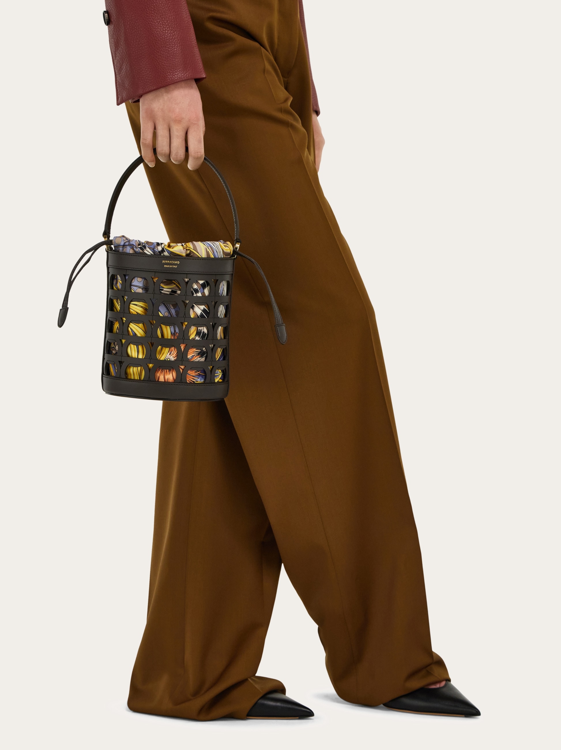 ガンチーニ バケットバッグ - ウィメンズ | Ferragamo