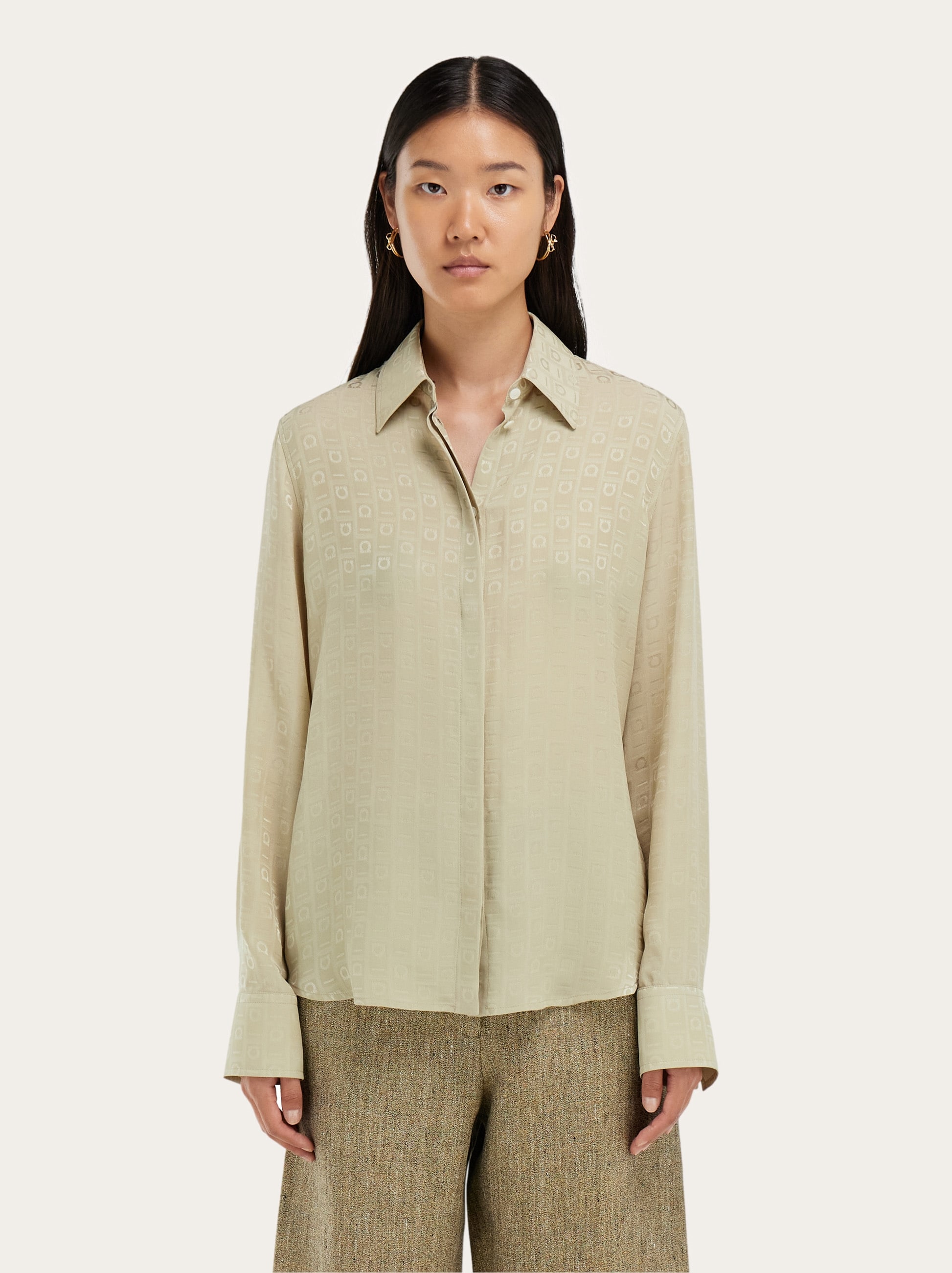 【美品】Salvatore Ferragamoフェラガモ イタリア製シルクシャツ Ferragamo Monogram silk shirt - Women | Ferragamo
