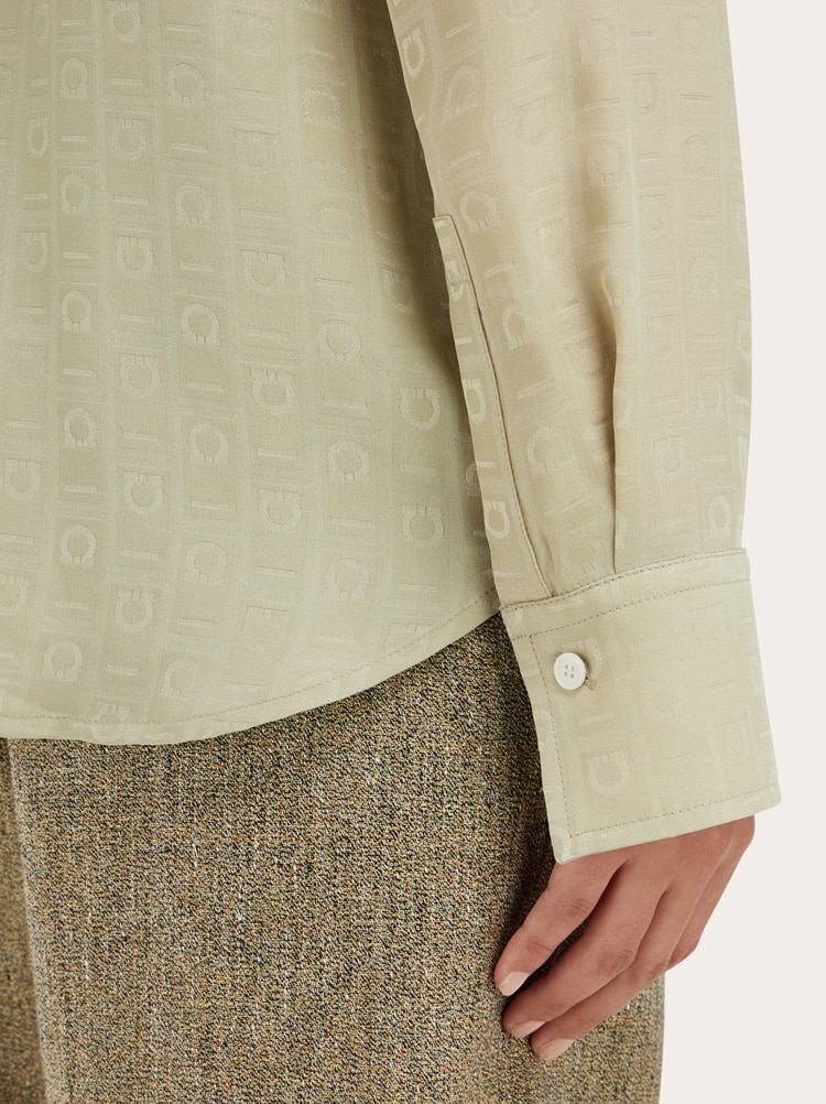 Camisa de seda con Ferragamo Monogram Gallery image 3