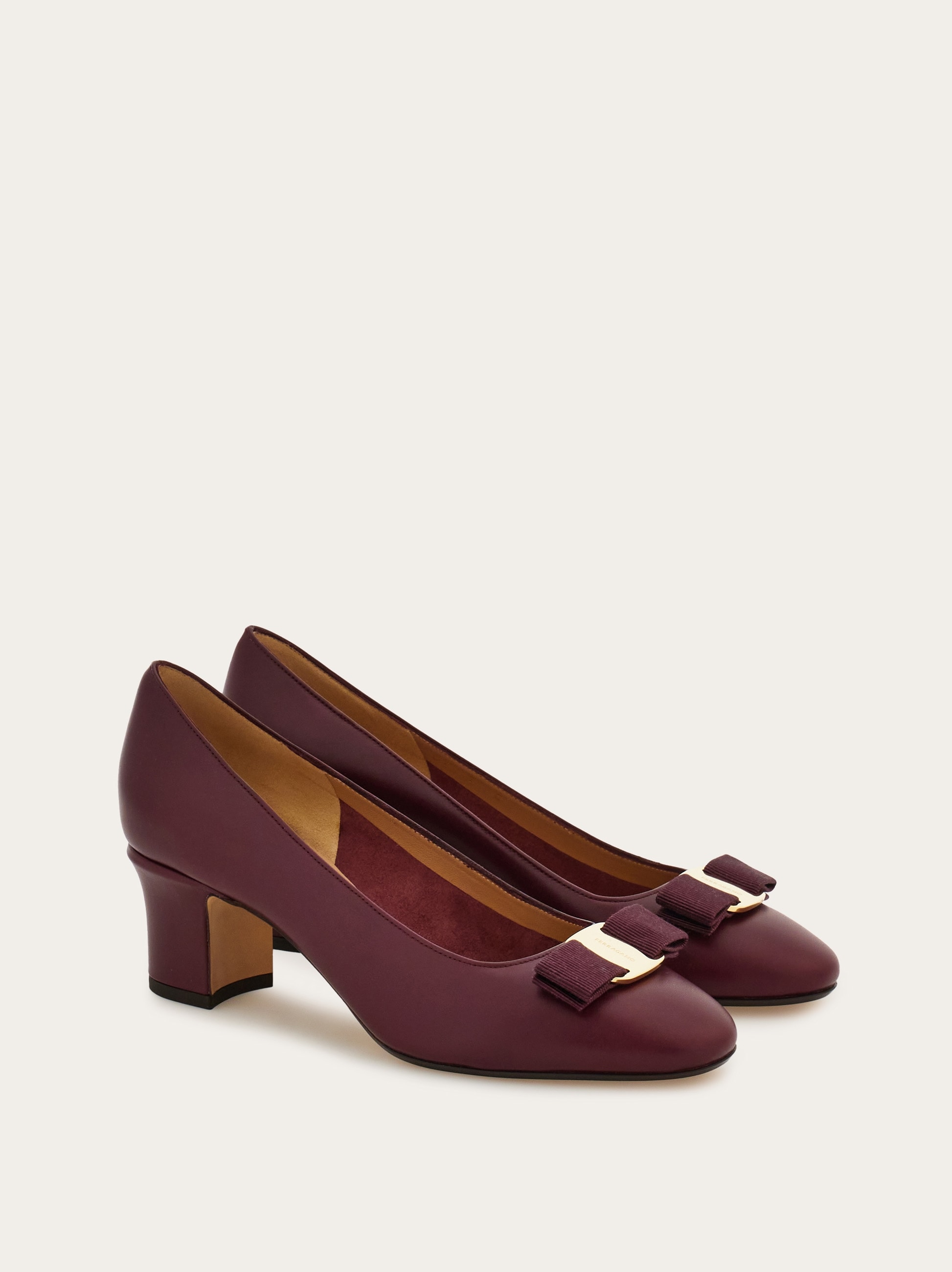 Salvatore Ferragamo Vara ダークブラウン7C Vara bow block heel pump - Women | Ferragamo