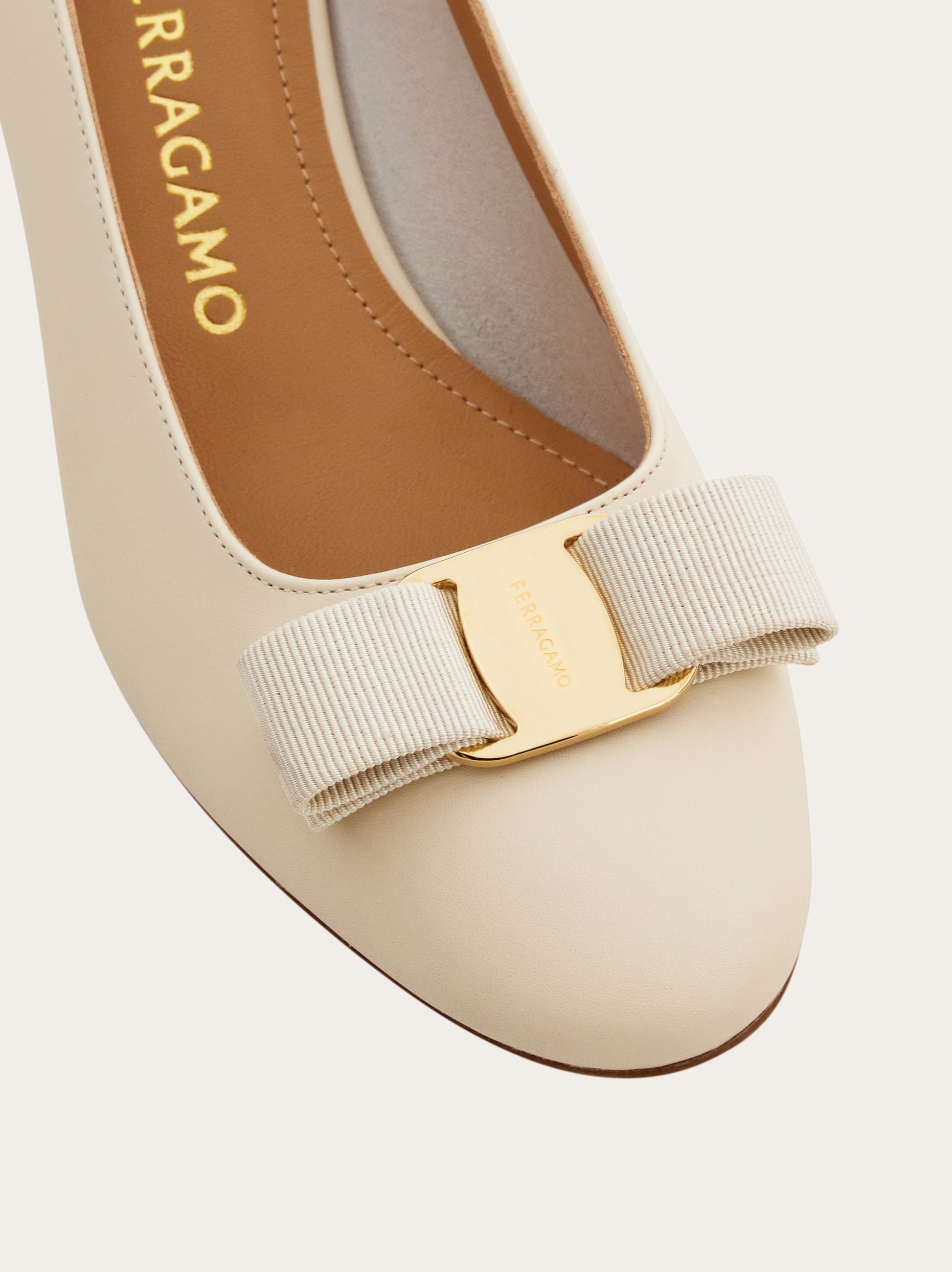 Salvatore Ferragamo バラフラットシューズ　アイボリー Vara bow block heel pump - Women | Ferragamo