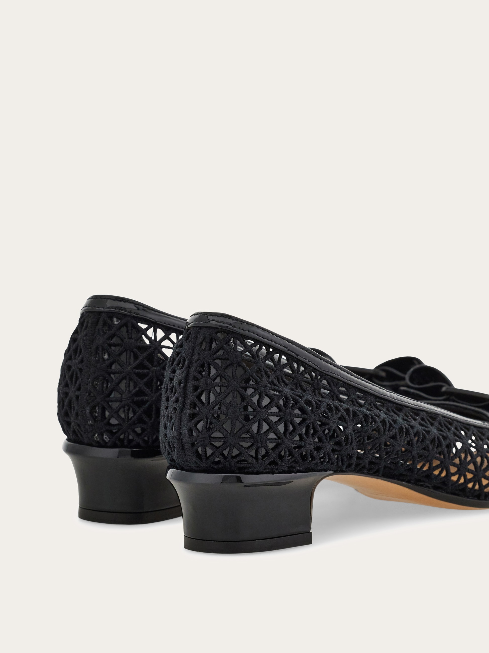 Salvatore Ferragamo ブラックスタッズバレエシューズ Macramé Vara bow pump - Women | Ferragamo