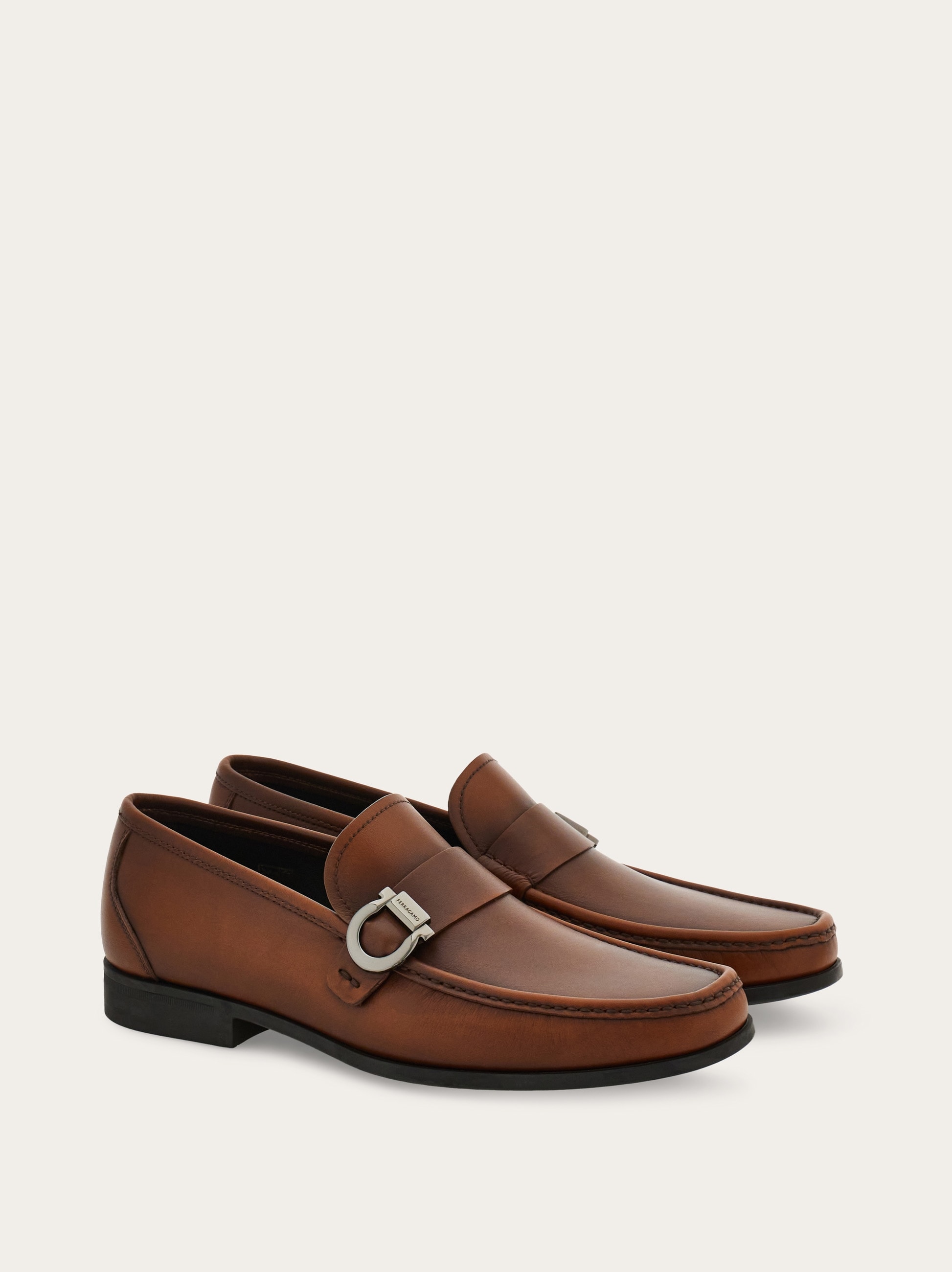 Ferragamo ブラウン ローファー 低ヒール Tramezza loafer with Gancini ornament - Men | Ferragamo