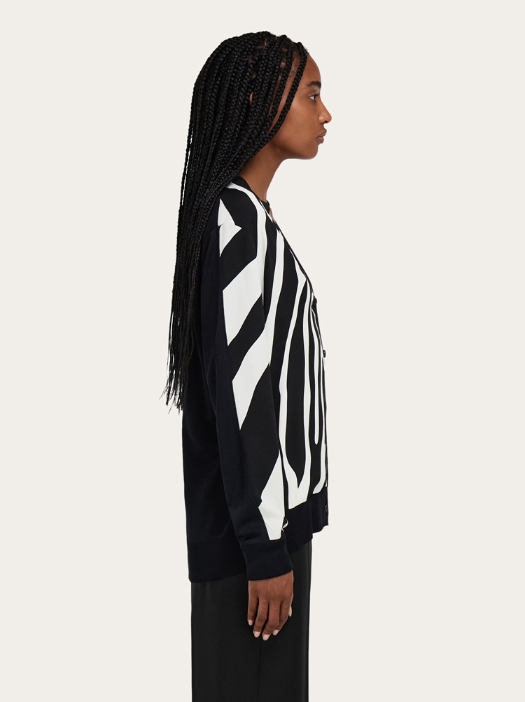 Vネックカーディガン Gallery image 3