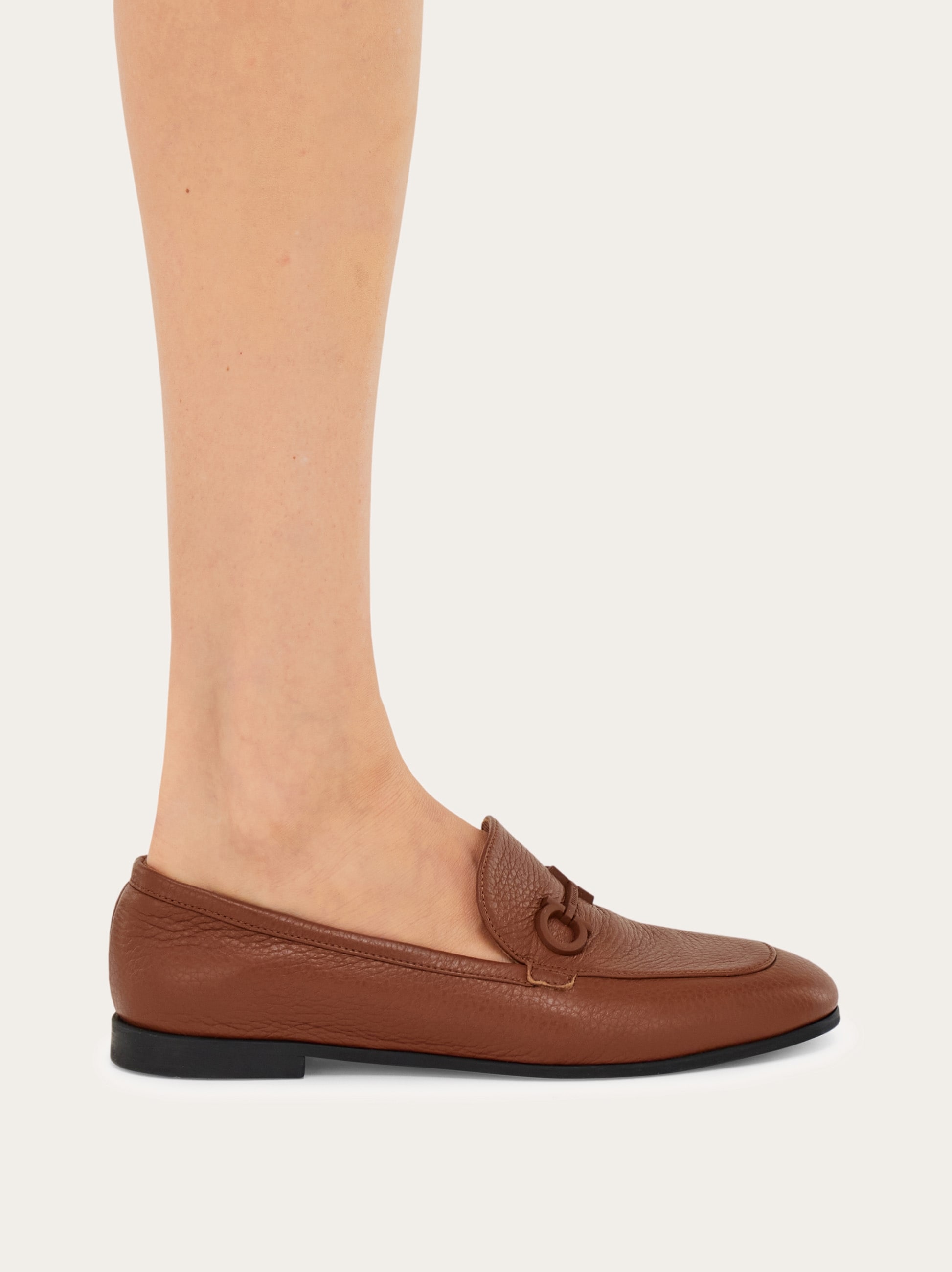靴 SALVATORE FERRAGAMO Gancini loafer - Women | Ferragamo