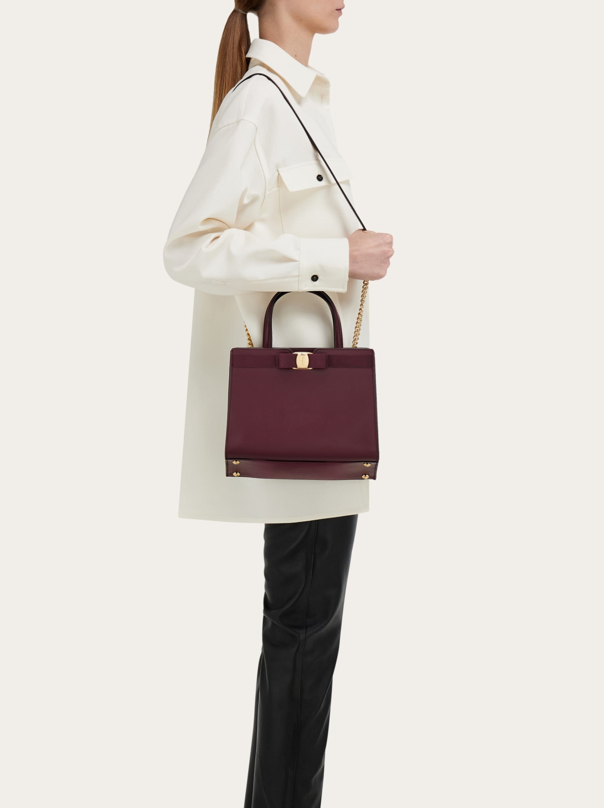 フェラガモ ヴァラリボン レザー ハンドバッグ トートバッグ プラロゴ シリアル フェラガモ ヴァラリボン レザー ハンドバッグ トートバッグ プラロゴ