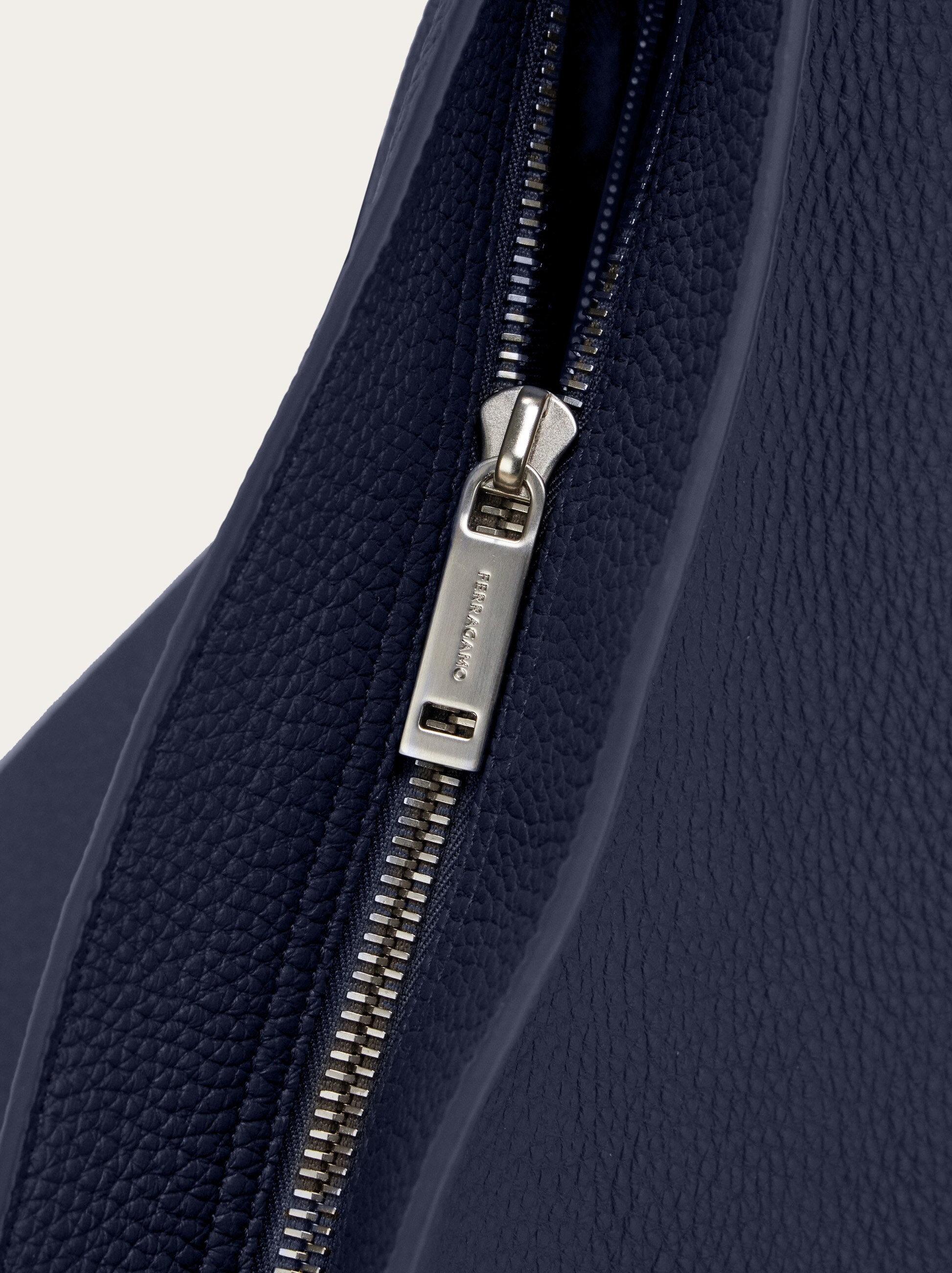 日本限定商品】ショルダーバッグ - メンズ | Ferragamo