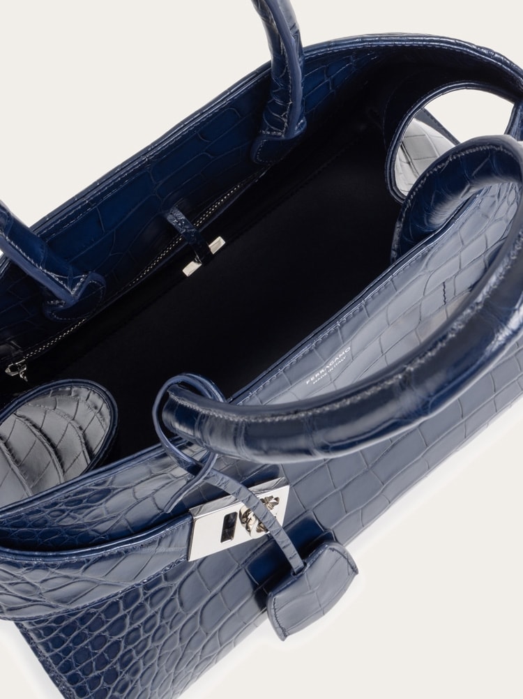 Hug handbag (M) Gallery image 4