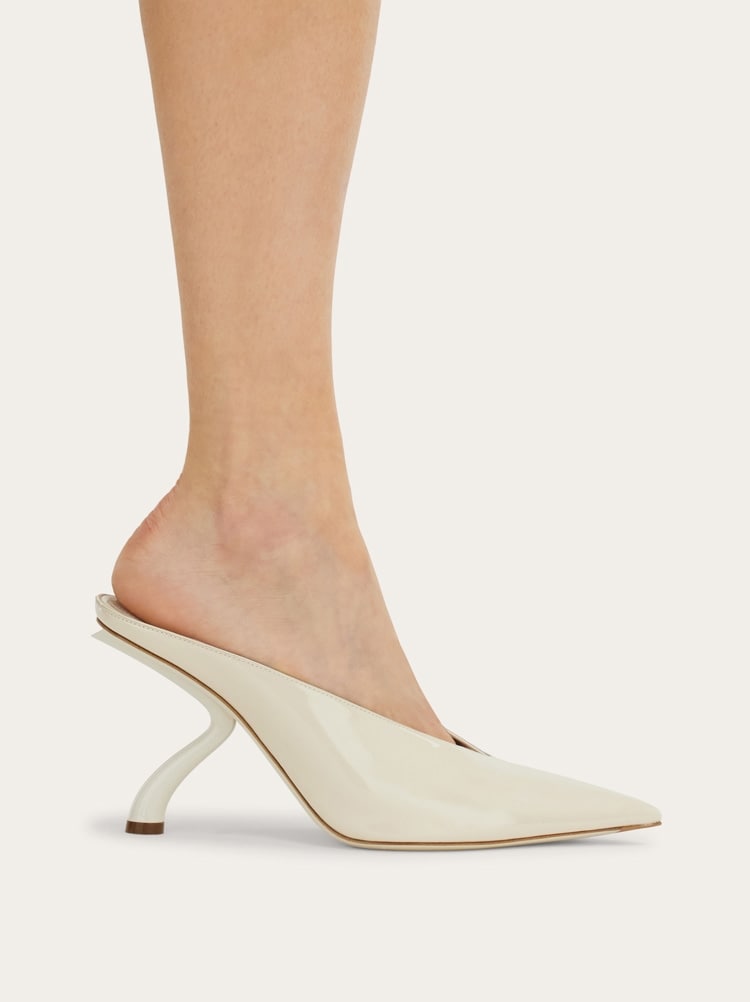 Mule mit skulpturalem S-Absatz Gallery image 4